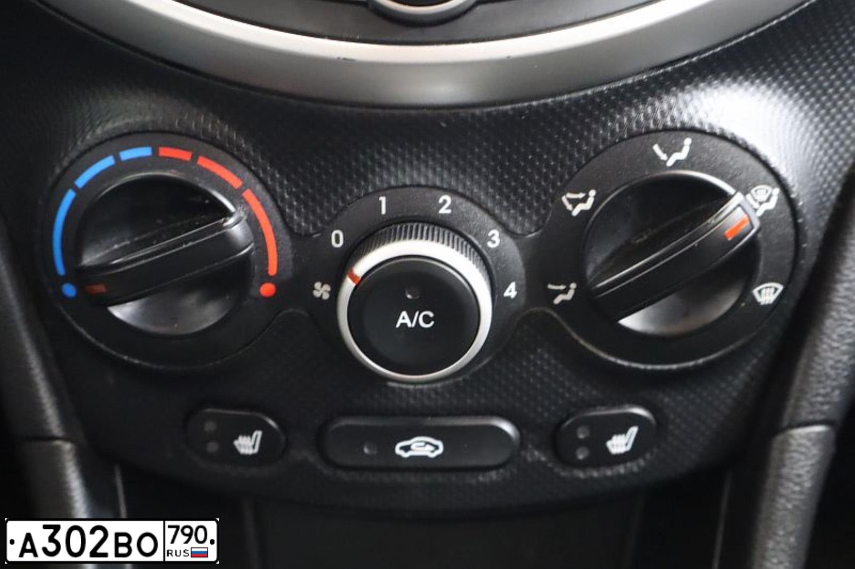 Фото автомобиля HYUNDAI SOLARIS, 2012 — госномер Р004КУ190. Цвет: Белый