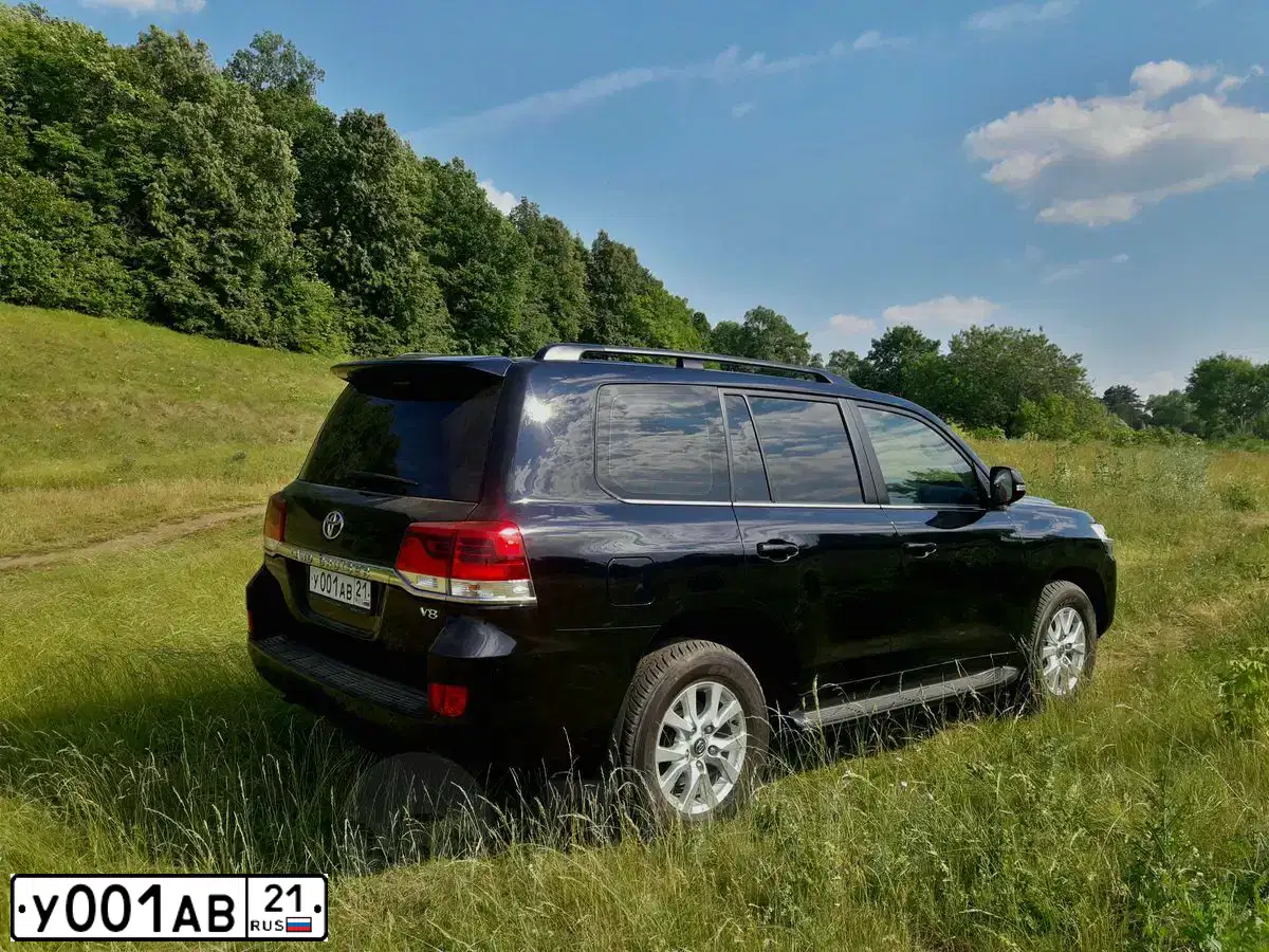 Фото автомобиля TOYOTA LANDCRUISER 200, 2015 — госномер У001АВ21. Цвет: ЧЕРНЫЙ