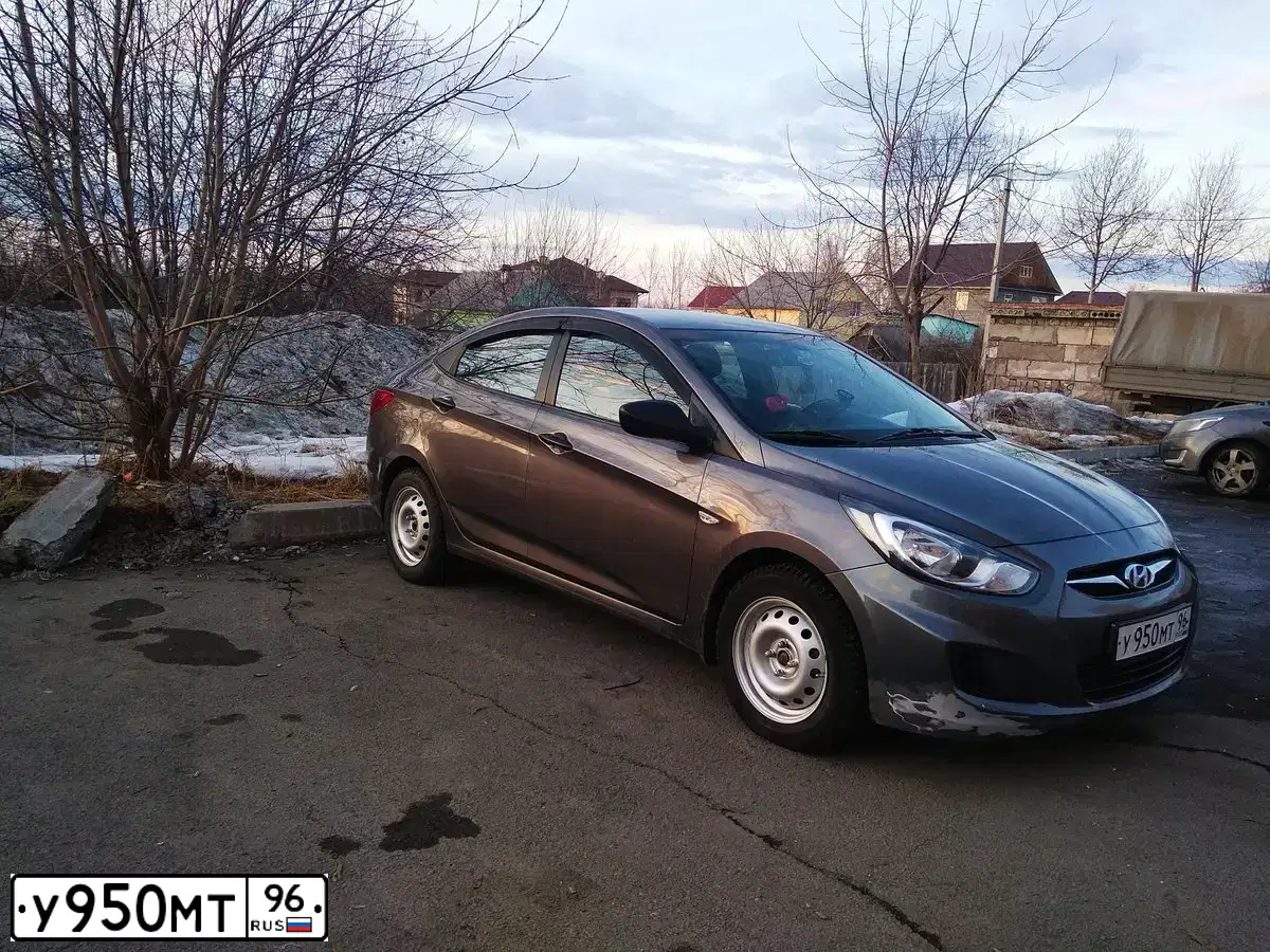 Фото автомобиля HYUNDAI SOLARIS, 2012 — госномер У950МТ96. Цвет: ЧЕРНО-СЕРЫЙ