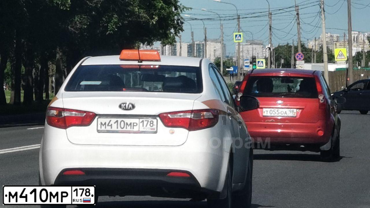 Фото автомобиля KIA RIO, 2013 — госномер М410МР178. Цвет: Серебристый