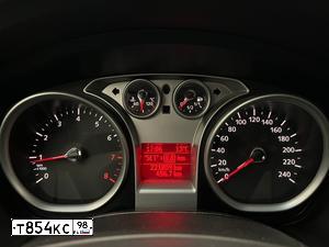 Фото автомобиля FORD FOCUS, 2008 — госномер Т854КС98. Цвет: Серебристый