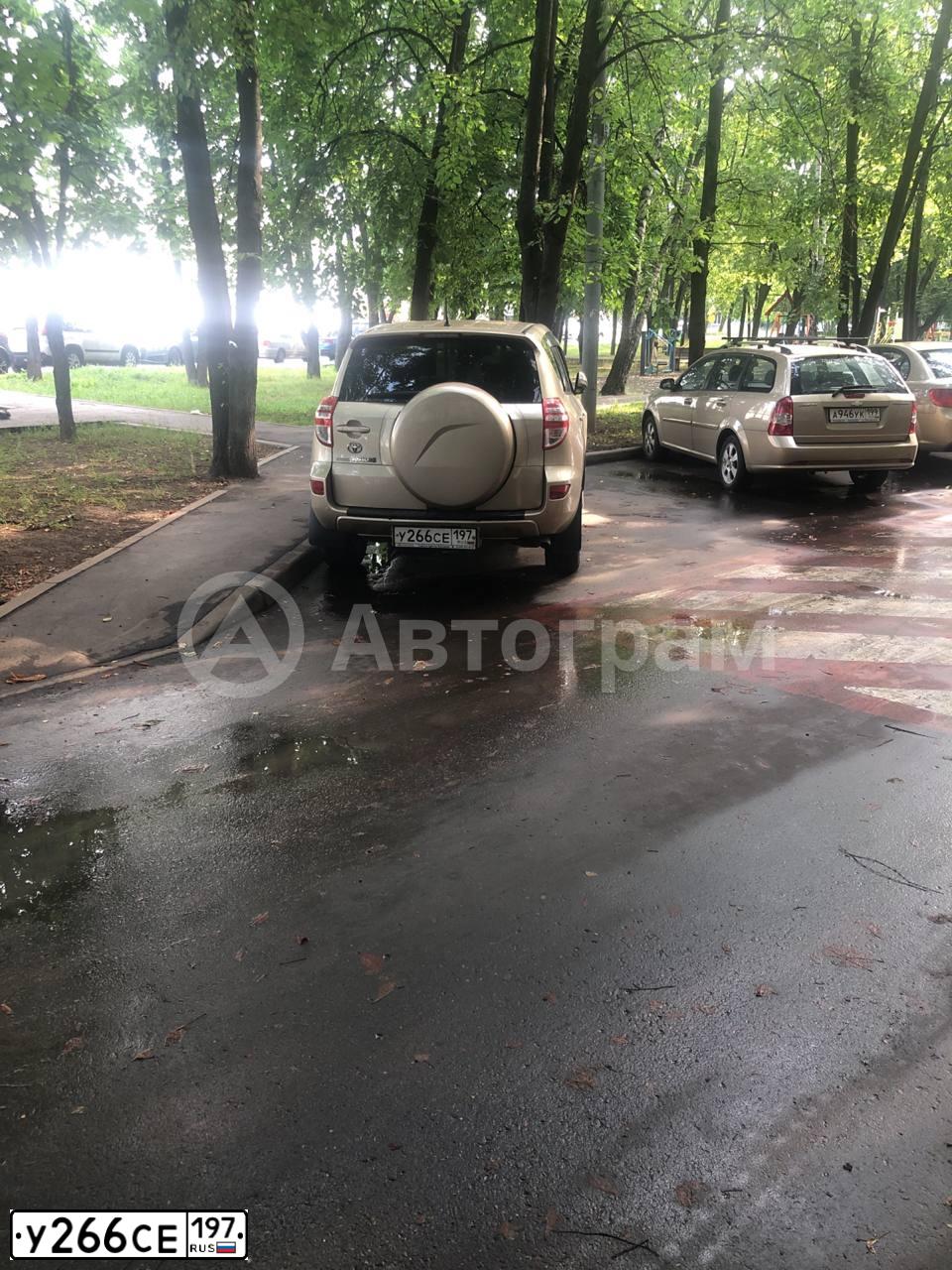 Фото автомобиля TOYOTA RAV4, 2011 — госномер У266СЕ197. Цвет: БЕЖЕВЫЙ