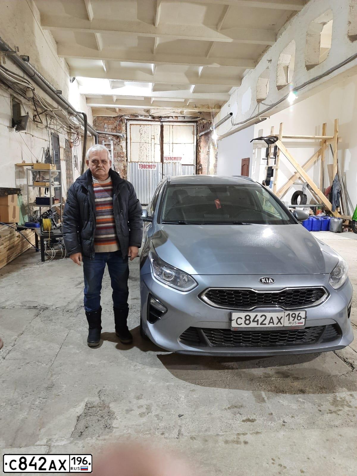 Фото автомобиля KIA CEE'D, 2020 — госномер С855КУ196. Цвет: СЕРЫЙ