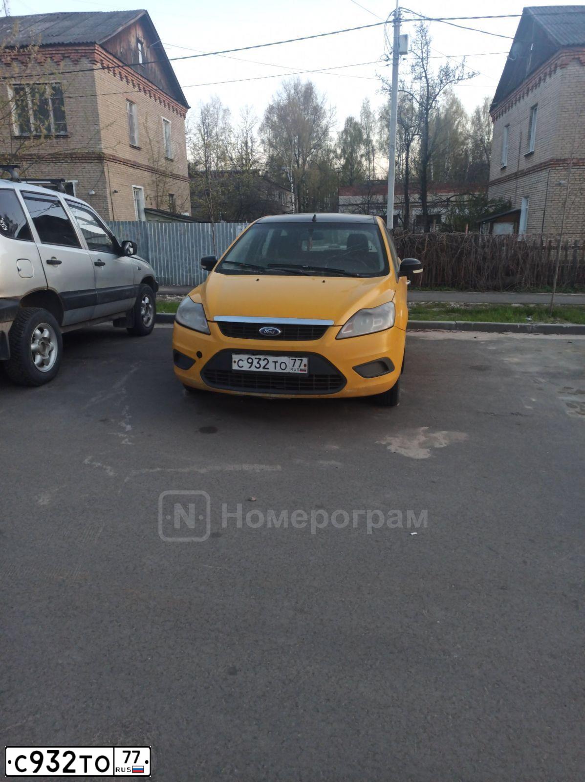 Фото автомобиля FORD FOCUS, 2010 — госномер С932ТО77. Цвет: ЖЕЛТЫЙ
