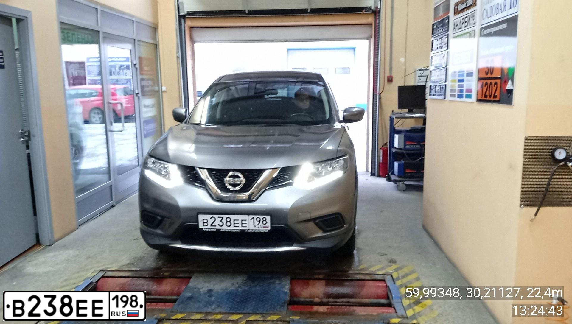 Фото автомобиля NISSAN X-TRAIL, 2018 — госномер М032РВ198. Цвет: Серый