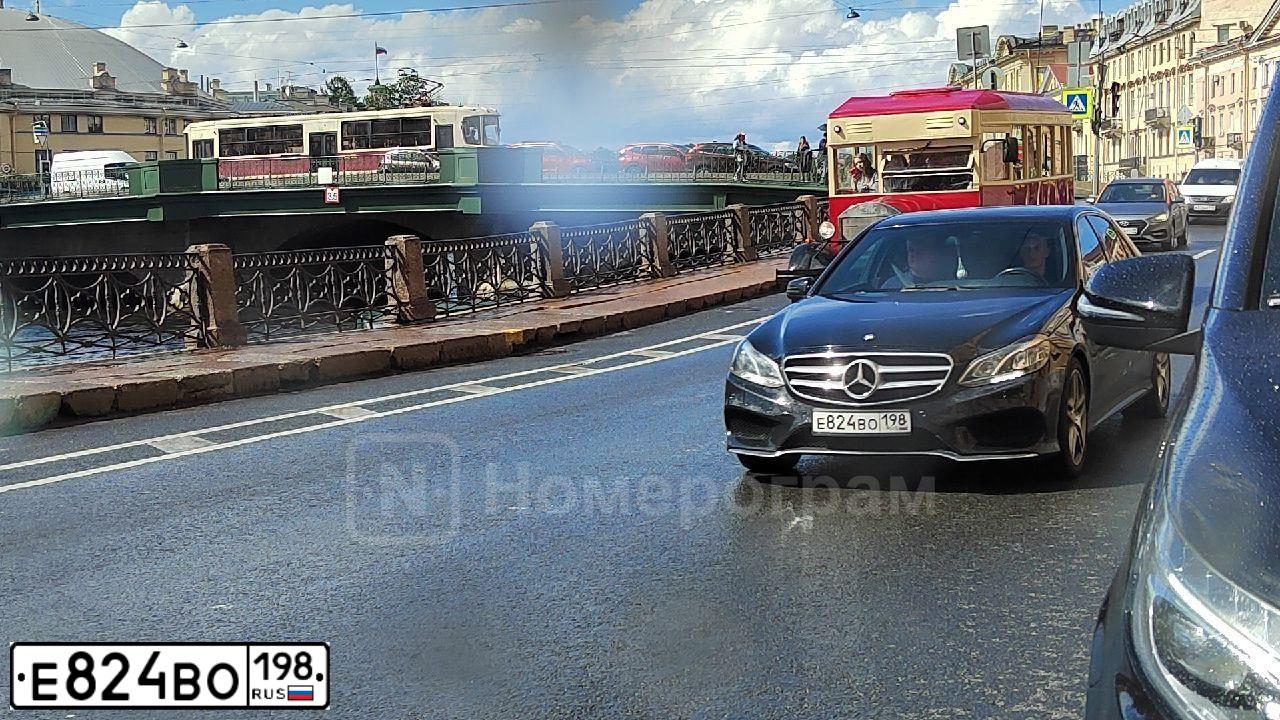 Фото автомобиля MERCEDES E-KLASSE, 2015 — госномер Е824ВО198. Цвет: ЧЕРНЫЙ