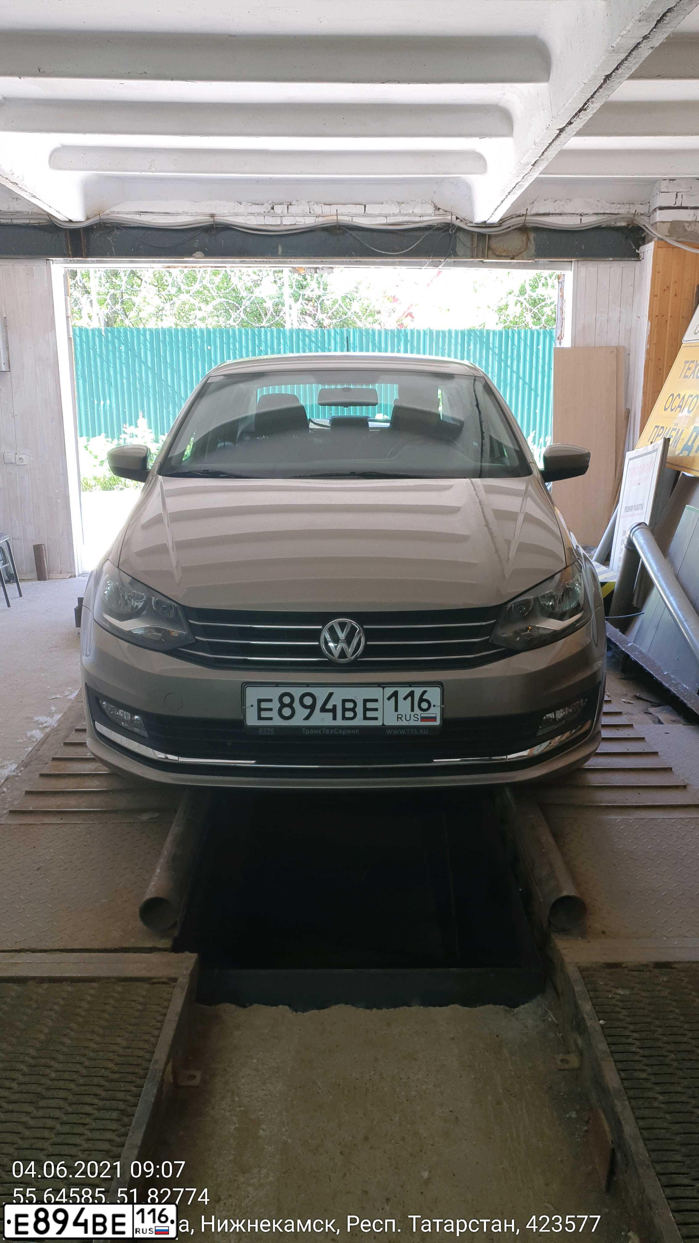 Фото автомобиля VOLKSWAGEN POLO, 2017 — госномер Е894ВЕ116. Цвет: БЕЖЕВЫЙ