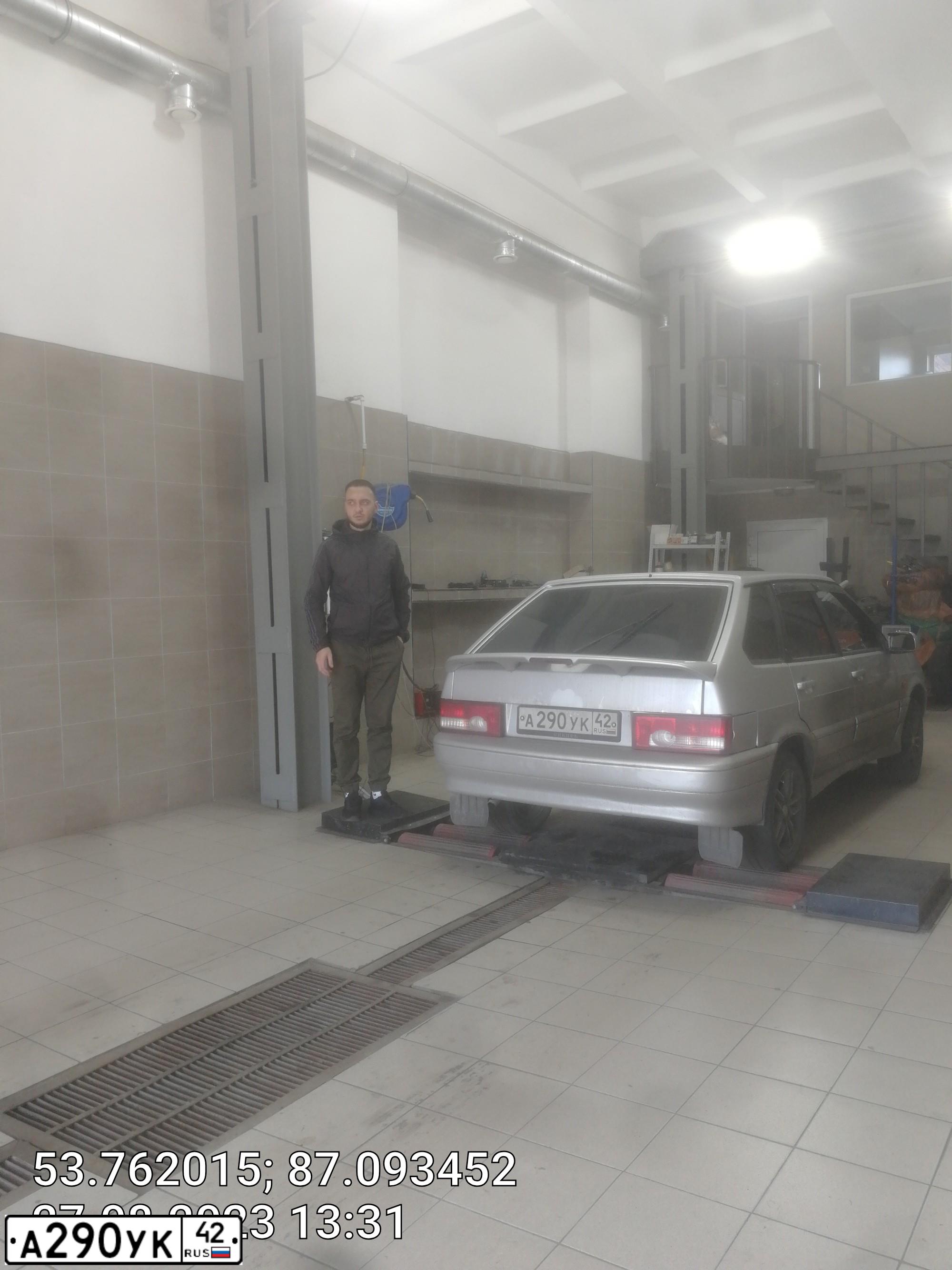 Фото автомобиля LADA 2114 SAMARA, 2008 — госномер А290УК42. Цвет: Светло-Серебристый металлик