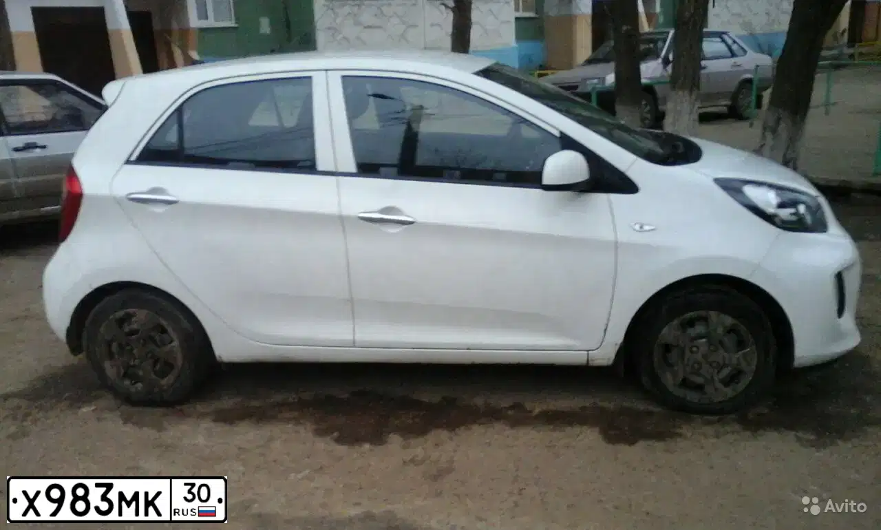 Фото автомобиля KIA PICANTO / MORNING, 2015 — госномер Х983МК30. Цвет: БЕЛЫЙ