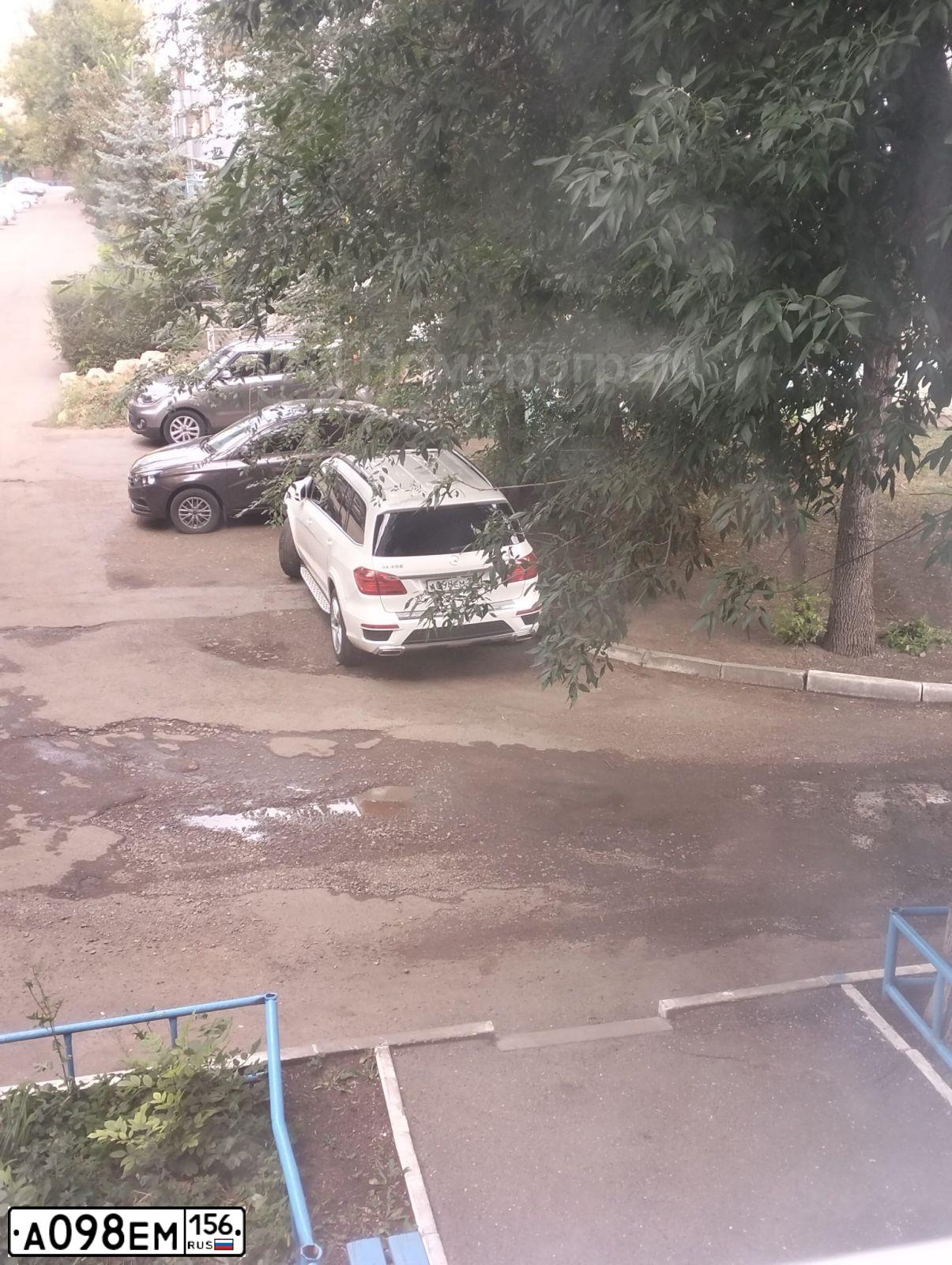 Фото автомобиля MERCEDES GL-KLASSE, 2015 — госномер А098ЕМ156. Цвет: Белый