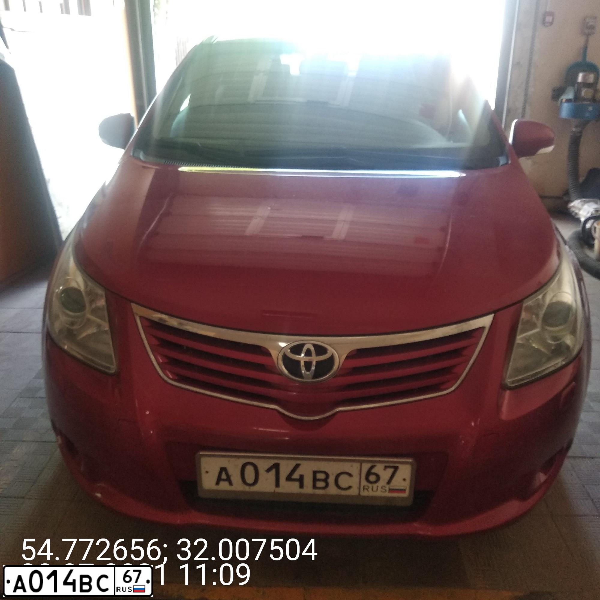 Фото автомобиля TOYOTA AVENSIS, 2010 — госномер А014ВС67. Цвет: КРАСНЫЙ
