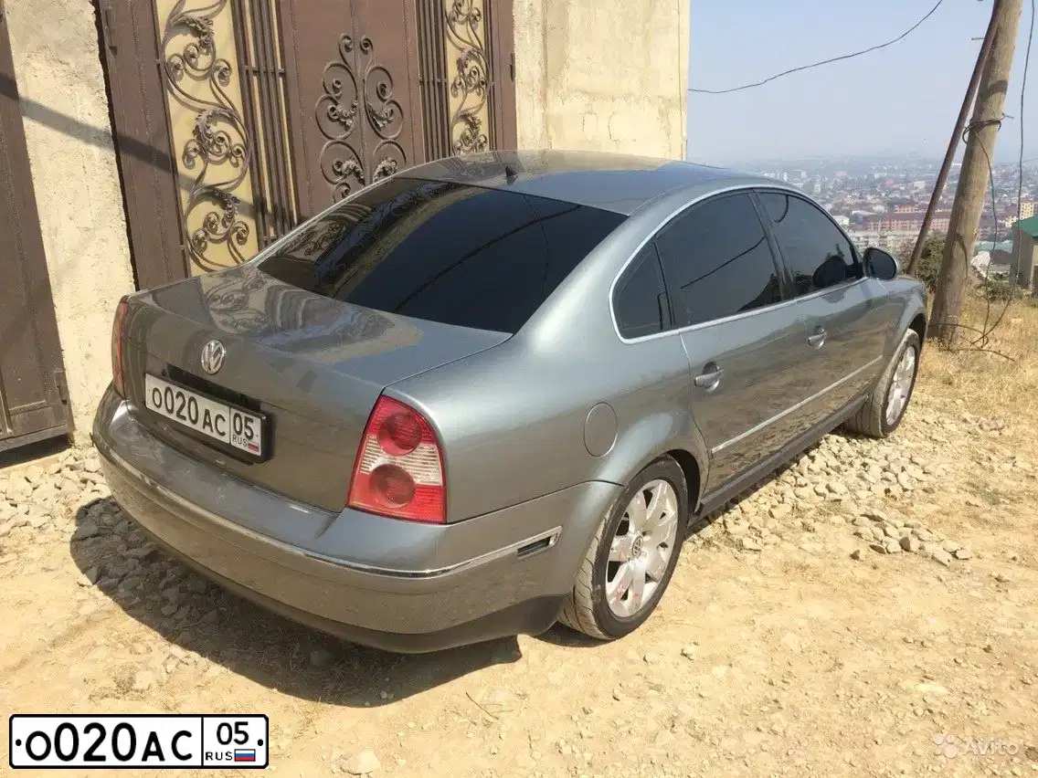 Фото автомобиля VOLKSWAGEN PASSAT, 2004 — госномер М633МВ05. Цвет: СЕРЫЙ