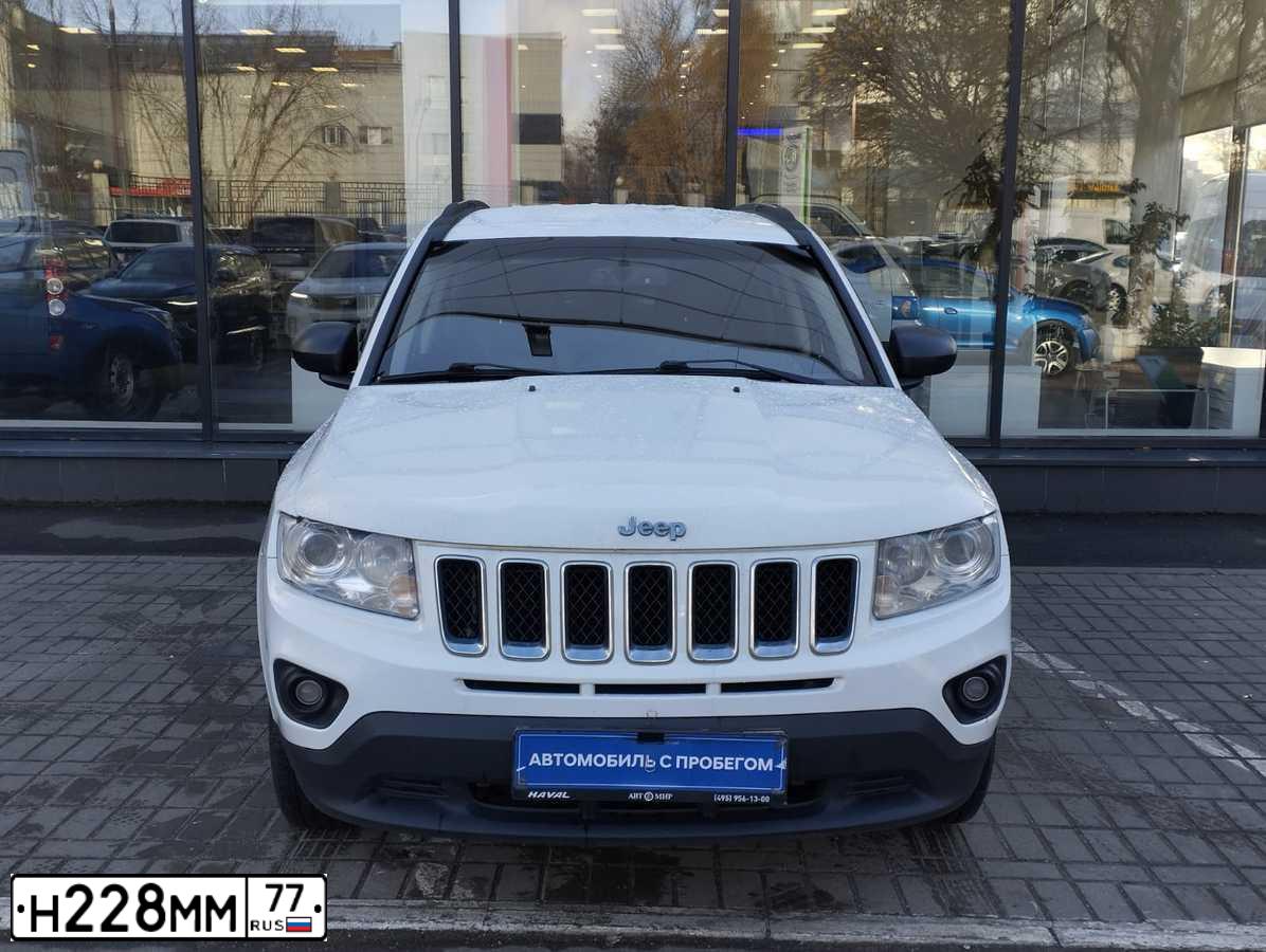 Фото автомобиля JEEP COMPASS, 2012 — госномер А083КУ977. Цвет: Белый