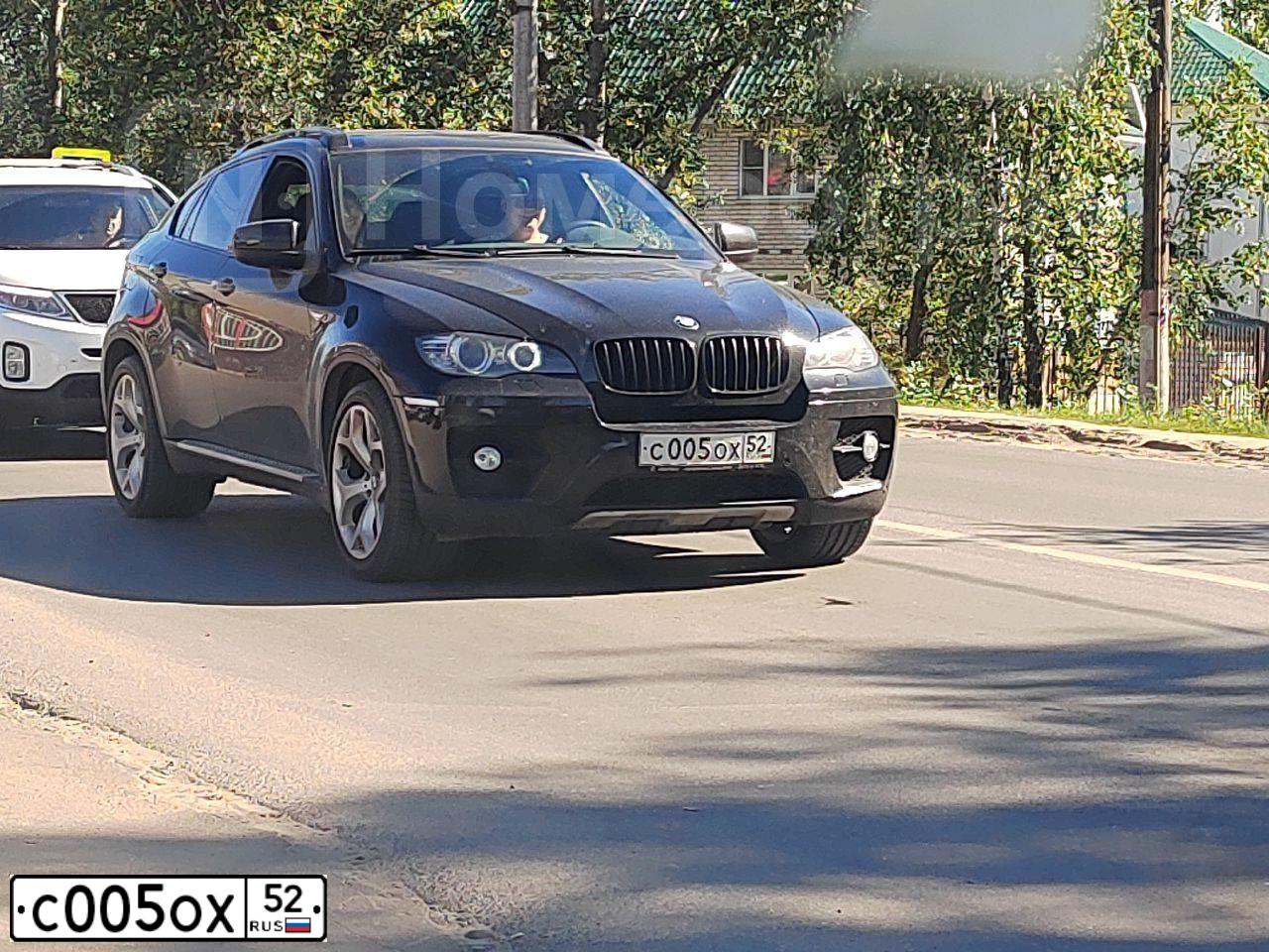 Фото автомобиля MITSUBISHI LANCER, 2006 — госномер С005ОХ52. Цвет: СВЕТЛО-СЕРЫЙ