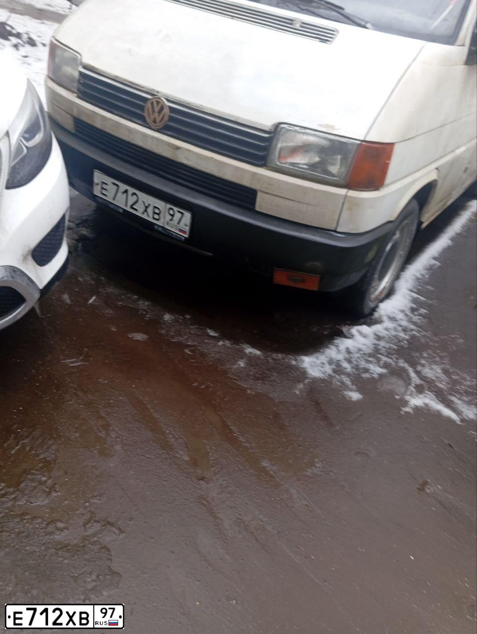 Фото автомобиля VOLKSWAGEN TRANSPORTER, 1995 — госномер Е712ХВ97. Цвет: БЕЛЫЙ