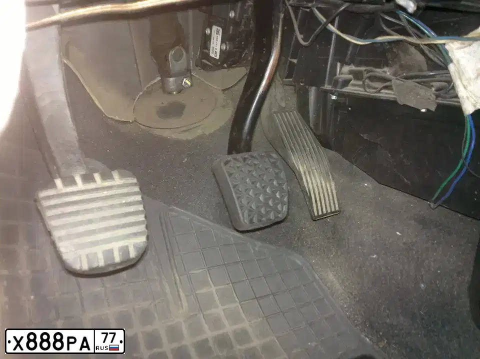 Фото автомобиля VOLVO 850, 1996 — госномер Р850ЕК31. Цвет: Красный