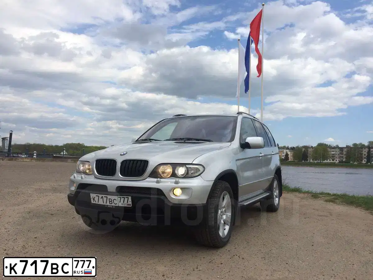 Фото автомобиля BMW X5, 2006 — госномер Е716КА53. Цвет: БЕЛЫЙ (СЕРЕБРИСТЫЙ)