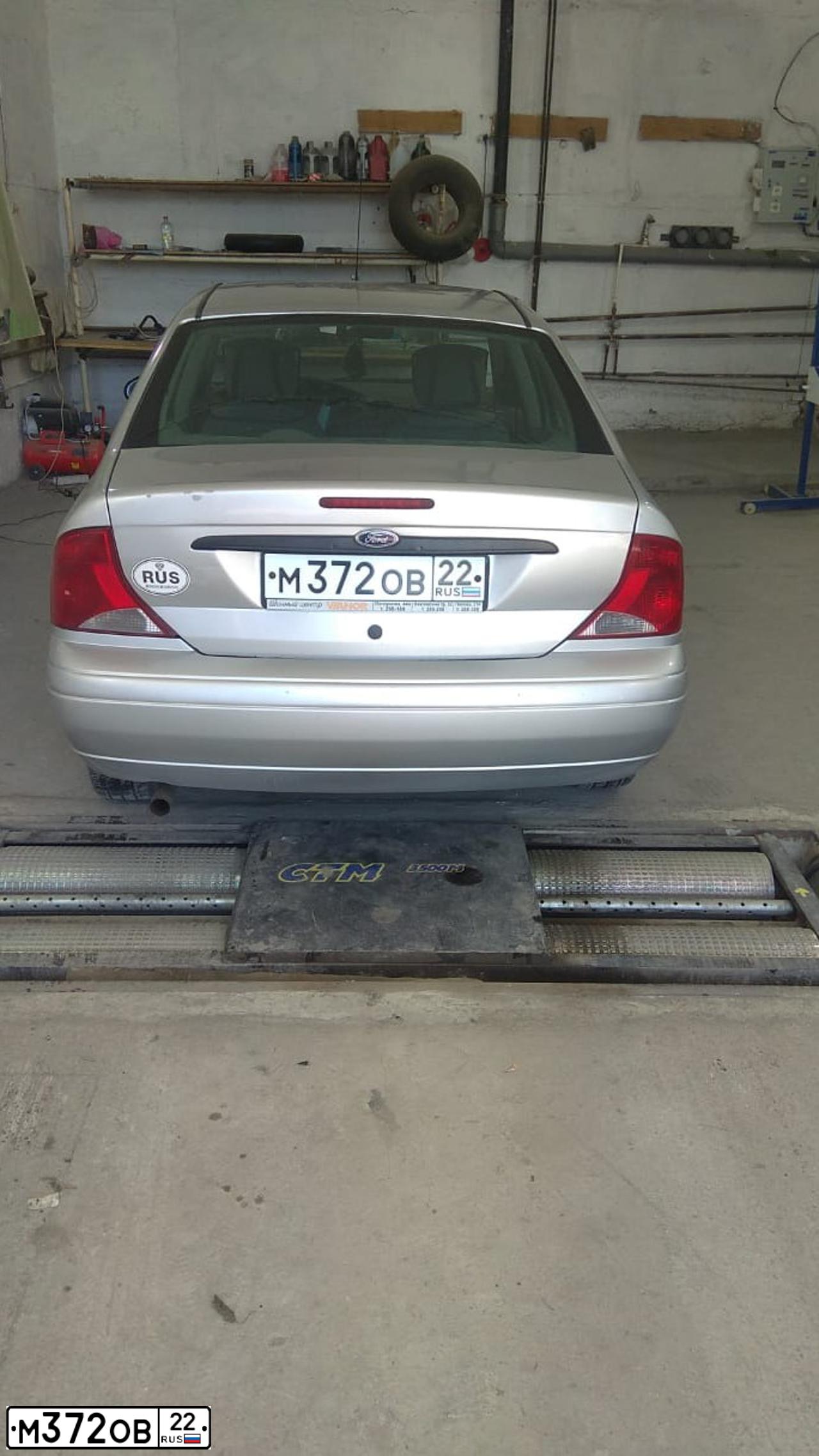 Фото автомобиля FORD FOCUS, 2001 — госномер У991МТ47. Цвет: СЕРЕБРИСТЫЙ