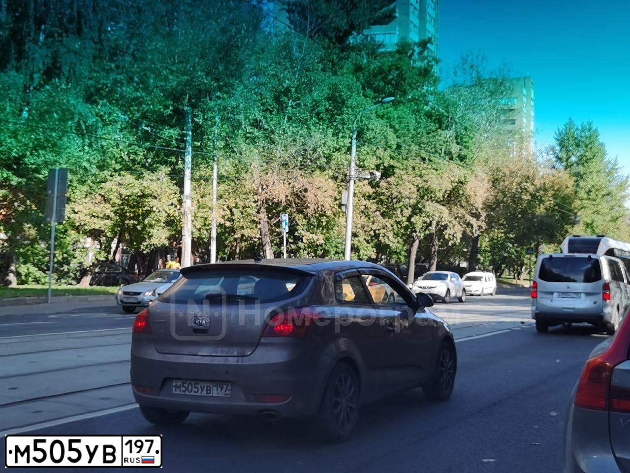 Фото автомобиля KIA CEE'D, 2009 — госномер М505УВ197. Цвет: БЕЖЕВЫЙ