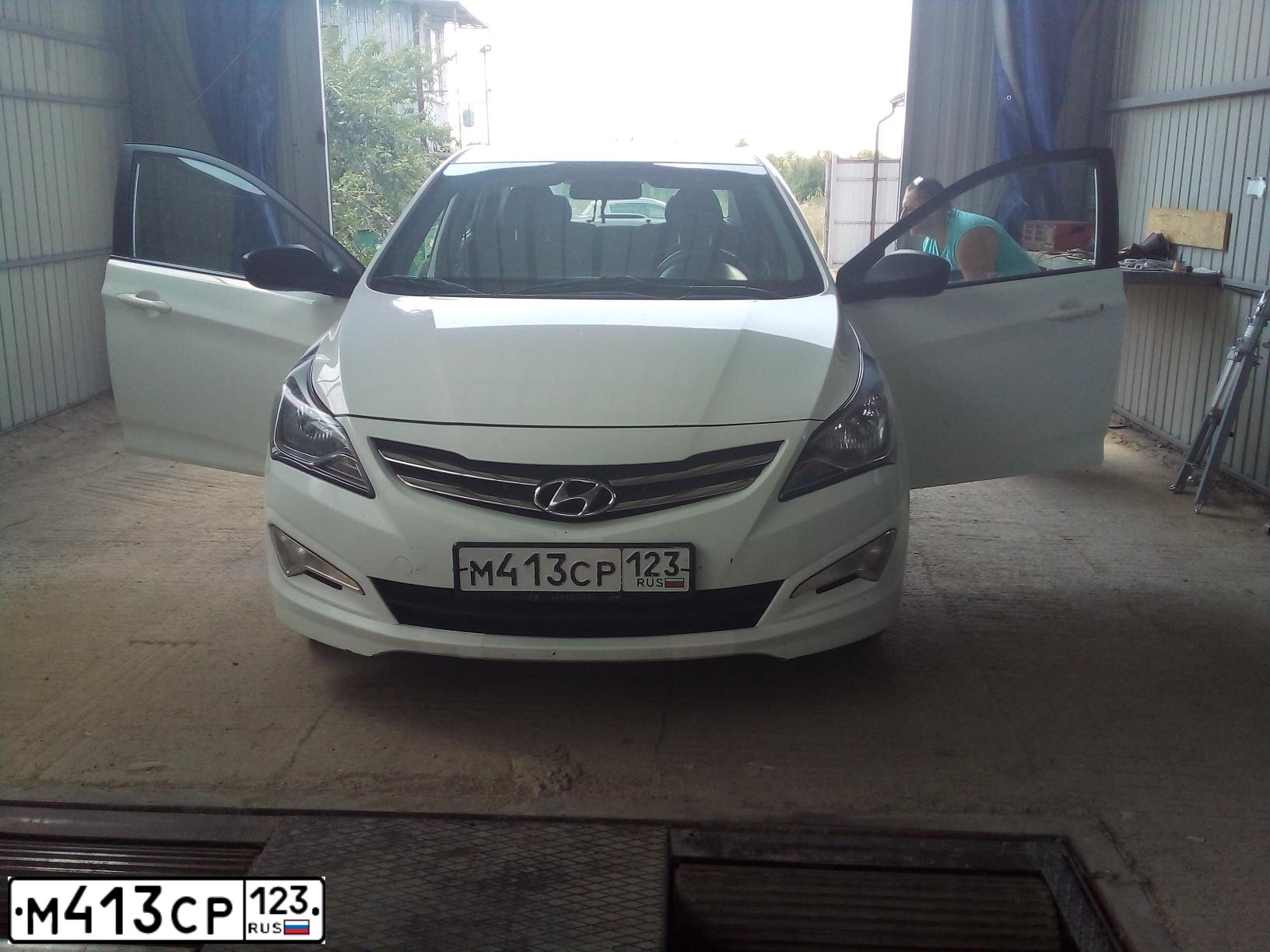 Фото автомобиля HYUNDAI SOLARIS, 2016 — госномер М413СР123. Цвет: БЕЛЫЙ