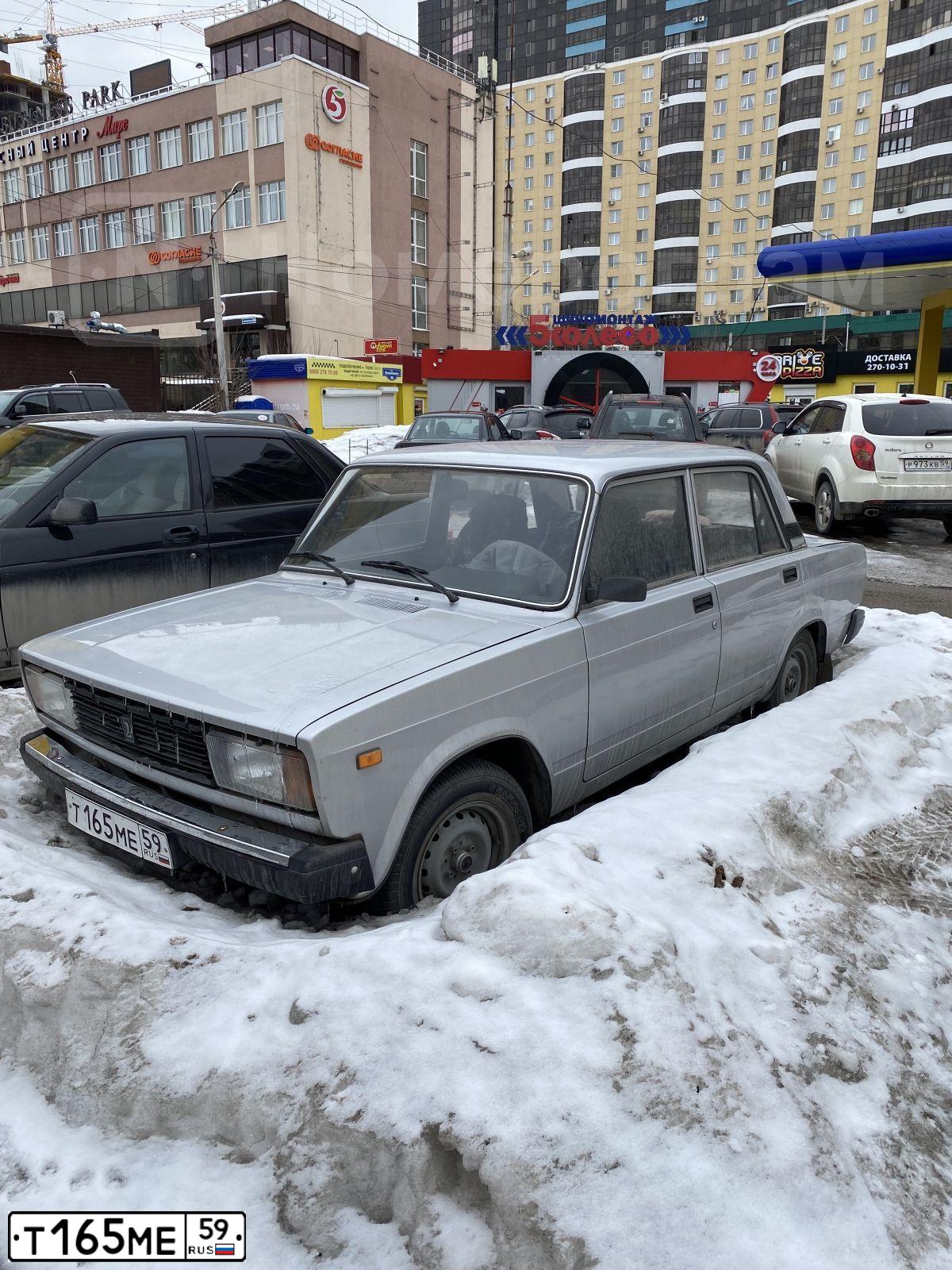 Фото автомобиля LADA 2105, 2010 — госномер Т165МЕ59. Цвет: СВЕТЛО-СЕРЕБР МЕТАЛЛ