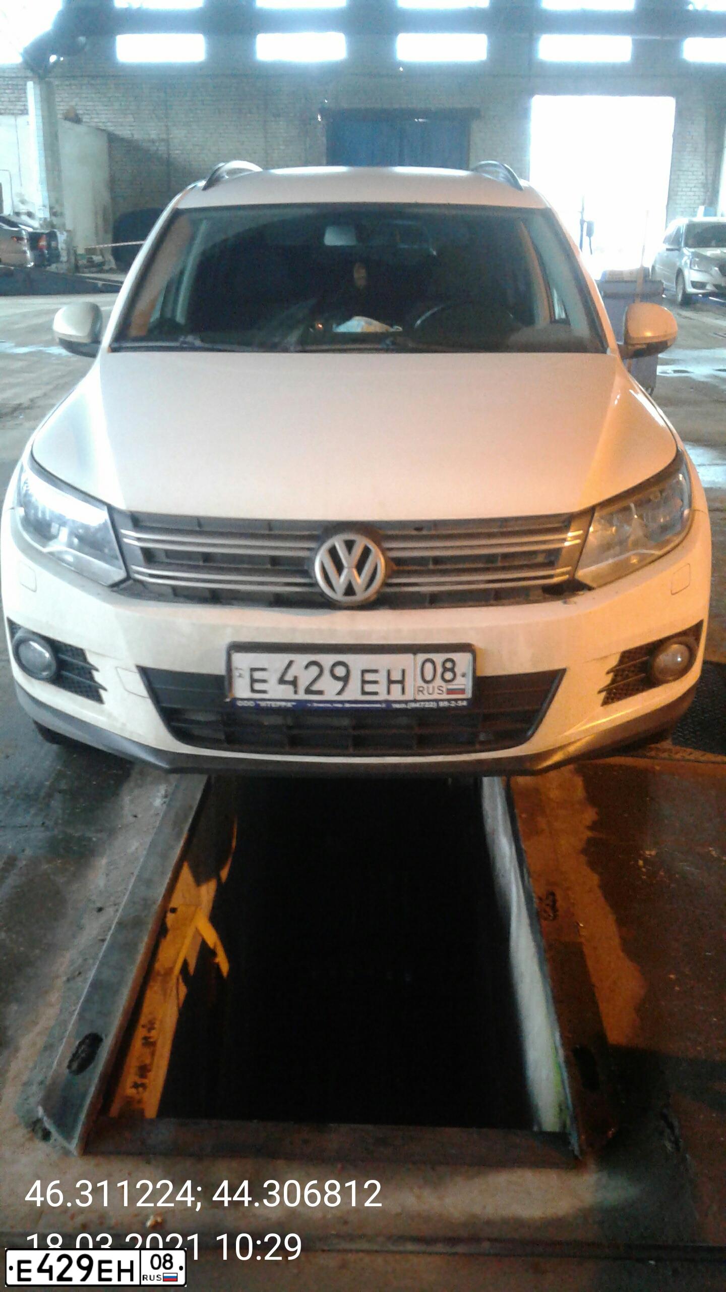 Фото автомобиля VOLKSWAGEN TIGUAN, 2012 — госномер Е429ЕН08. Цвет: Белый