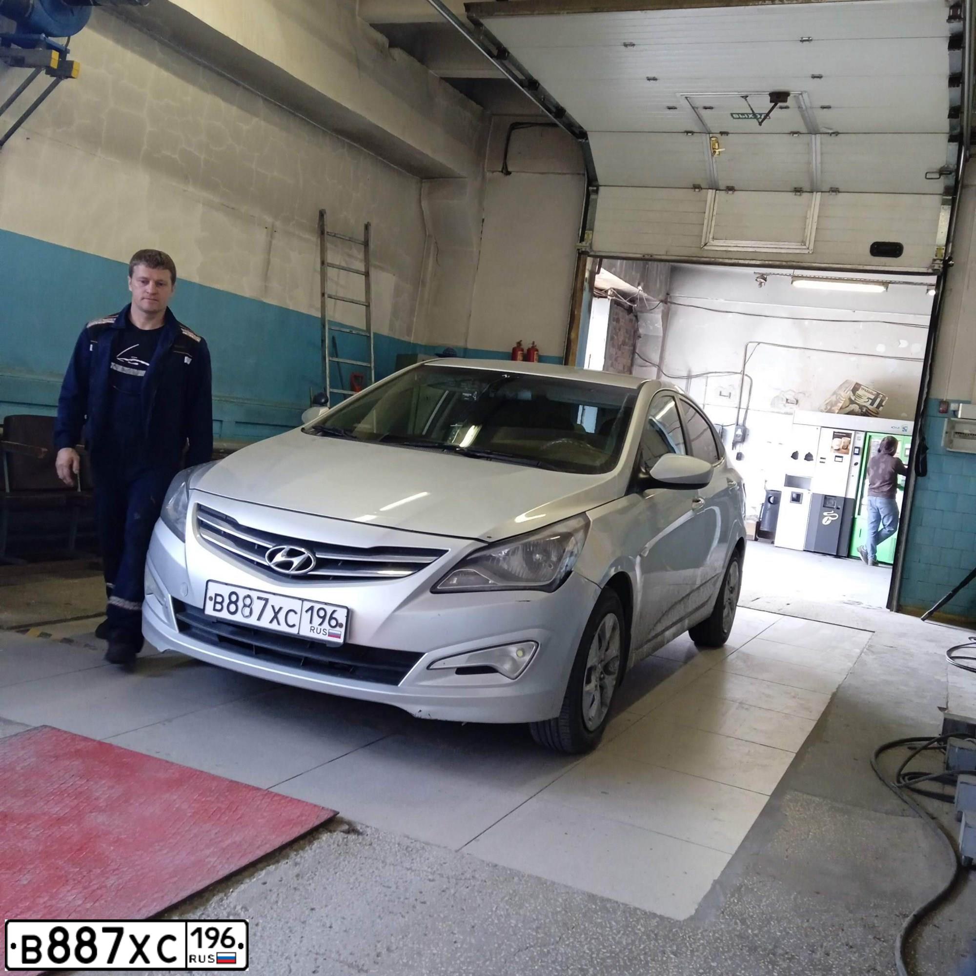 Фото автомобиля HYUNDAI SOLARIS, 2015 — госномер В887ХС196. Цвет: СВЕТЛО-СЕРЫЙ