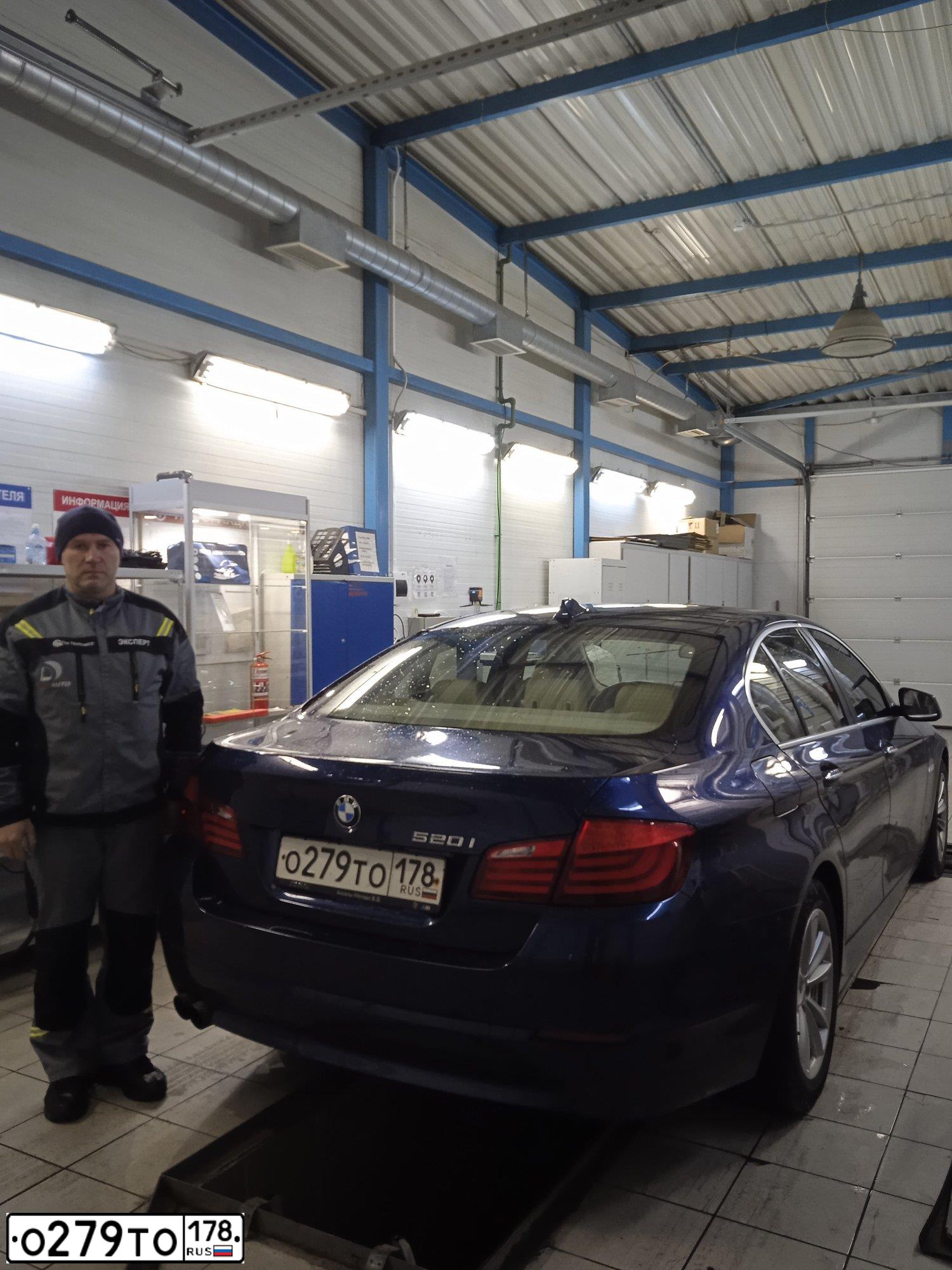Фото автомобиля BMW SERIE 5, 2013 — госномер Х485КН774. Цвет: синий