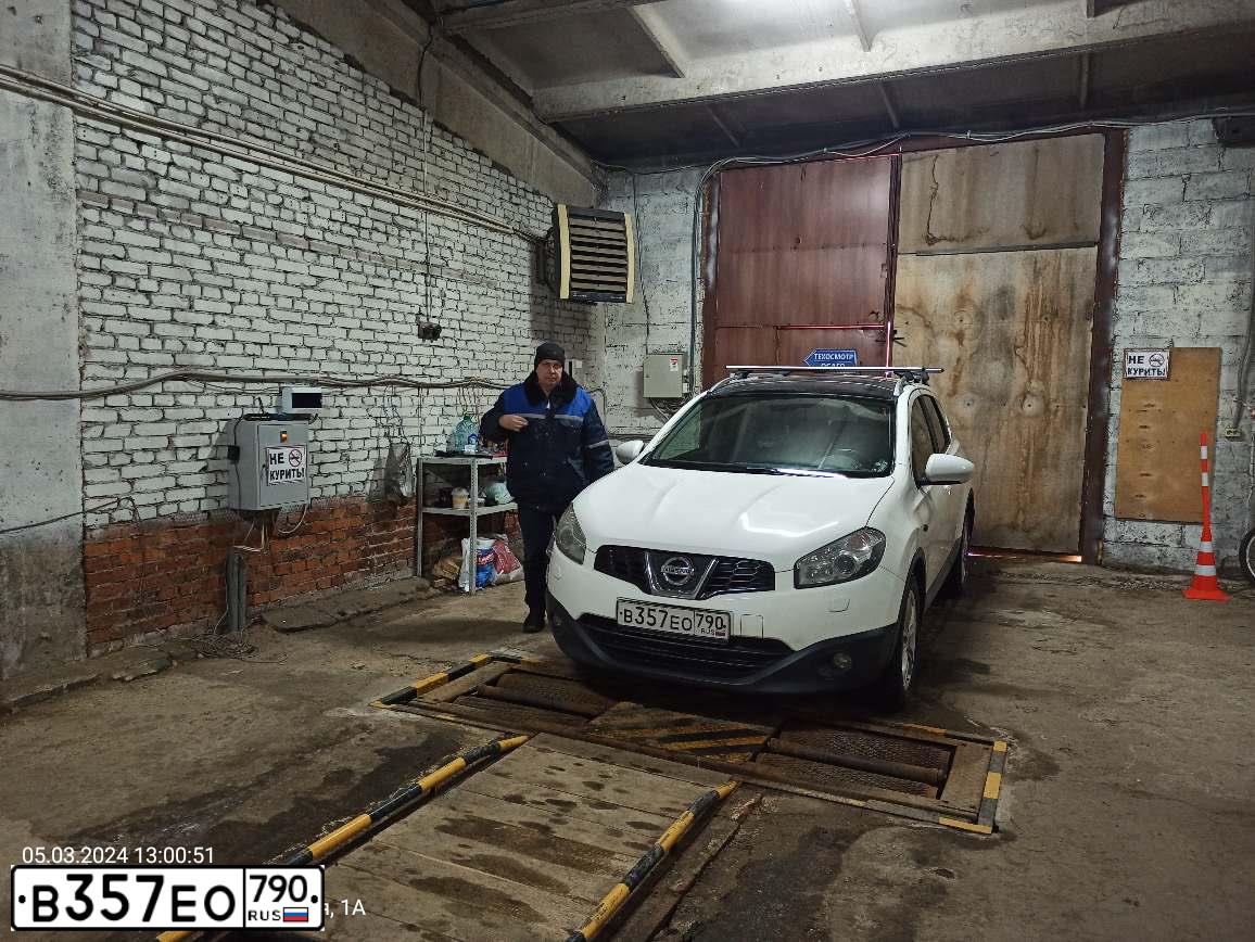 Фото автомобиля NISSAN QASHQAI, 2012 — госномер В357ЕО790. Цвет: Белый