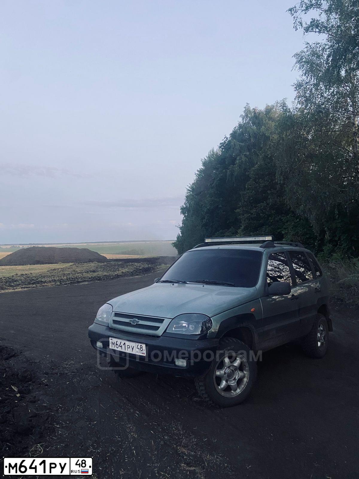 Фото автомобиля CHEVROLET NIVA, 2007 — госномер М641РУ48. Цвет: СВЕТЛЫЙ СЕРО-ЗЕЛЕНЫЙ МЕТАЛЛИК