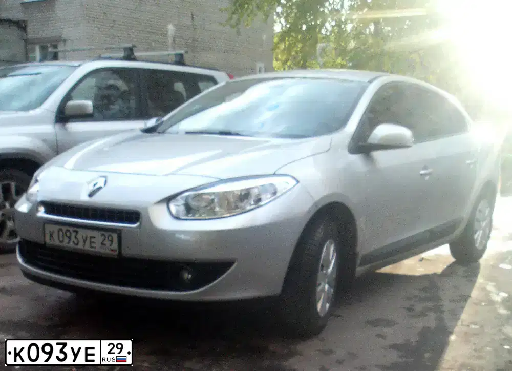 Фото автомобиля RENAULT FLUENCE, 2013 — госномер К093УЕ29. Цвет: СВЕТЛО-СЕРЫЙ