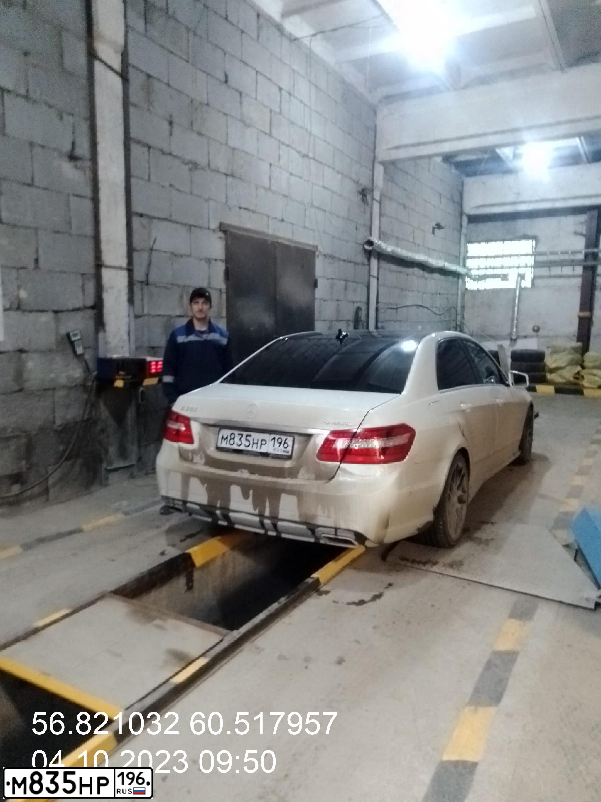 Фото автомобиля MERCEDES E-KLASSE, 2010 — госномер Т494ВН196. Цвет: Белый
