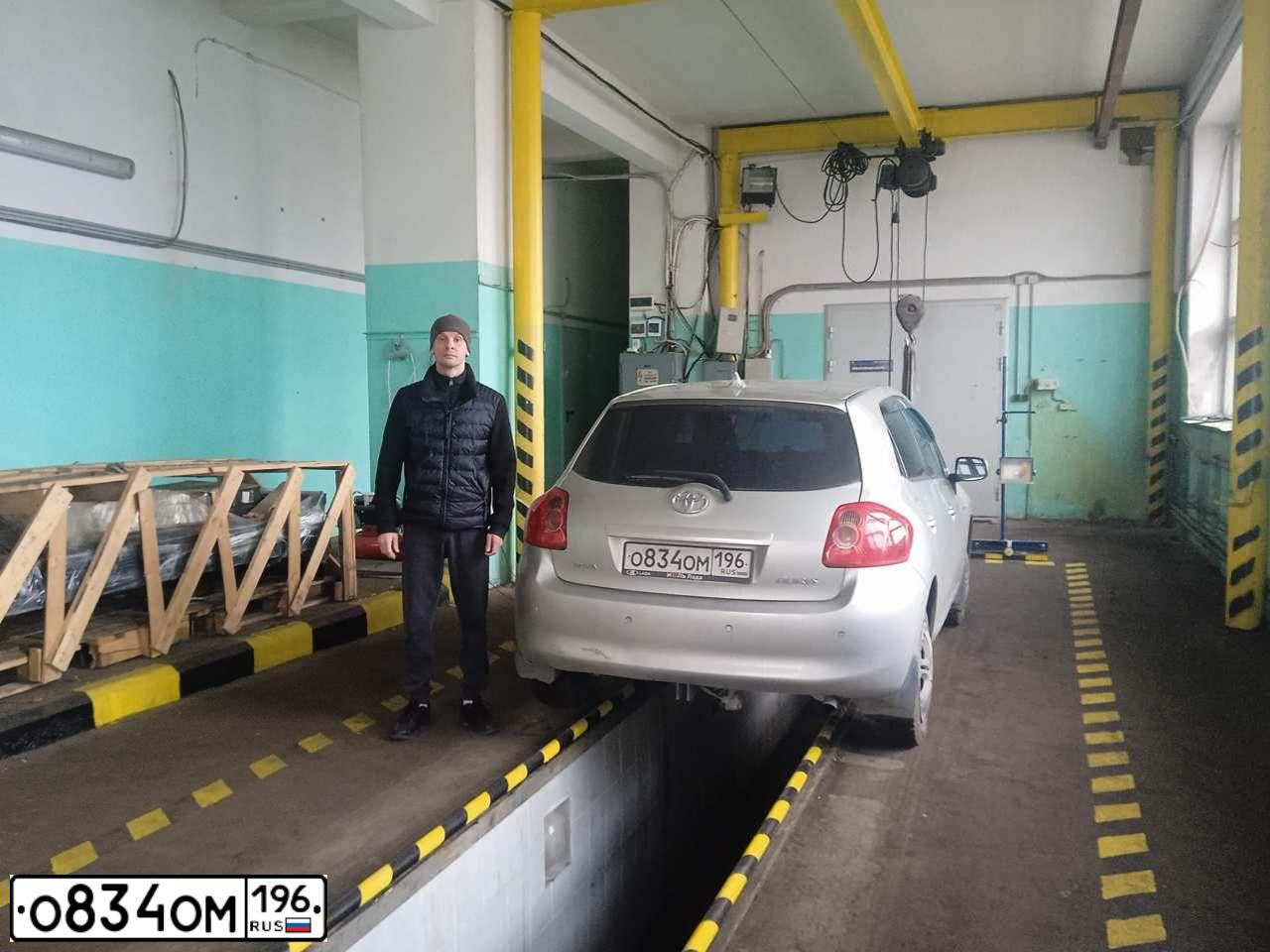 Фото автомобиля TOYOTA AURIS, 2008 — госномер О555ЕЕ96. Цвет: СВЕТЛО-СЕРЫЙ