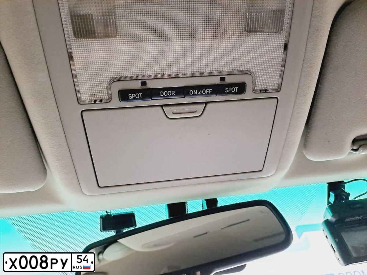 Фото автомобиля TOYOTA LANDCRUISER, 2005 — госномер О644НО154. Цвет: Серебристый