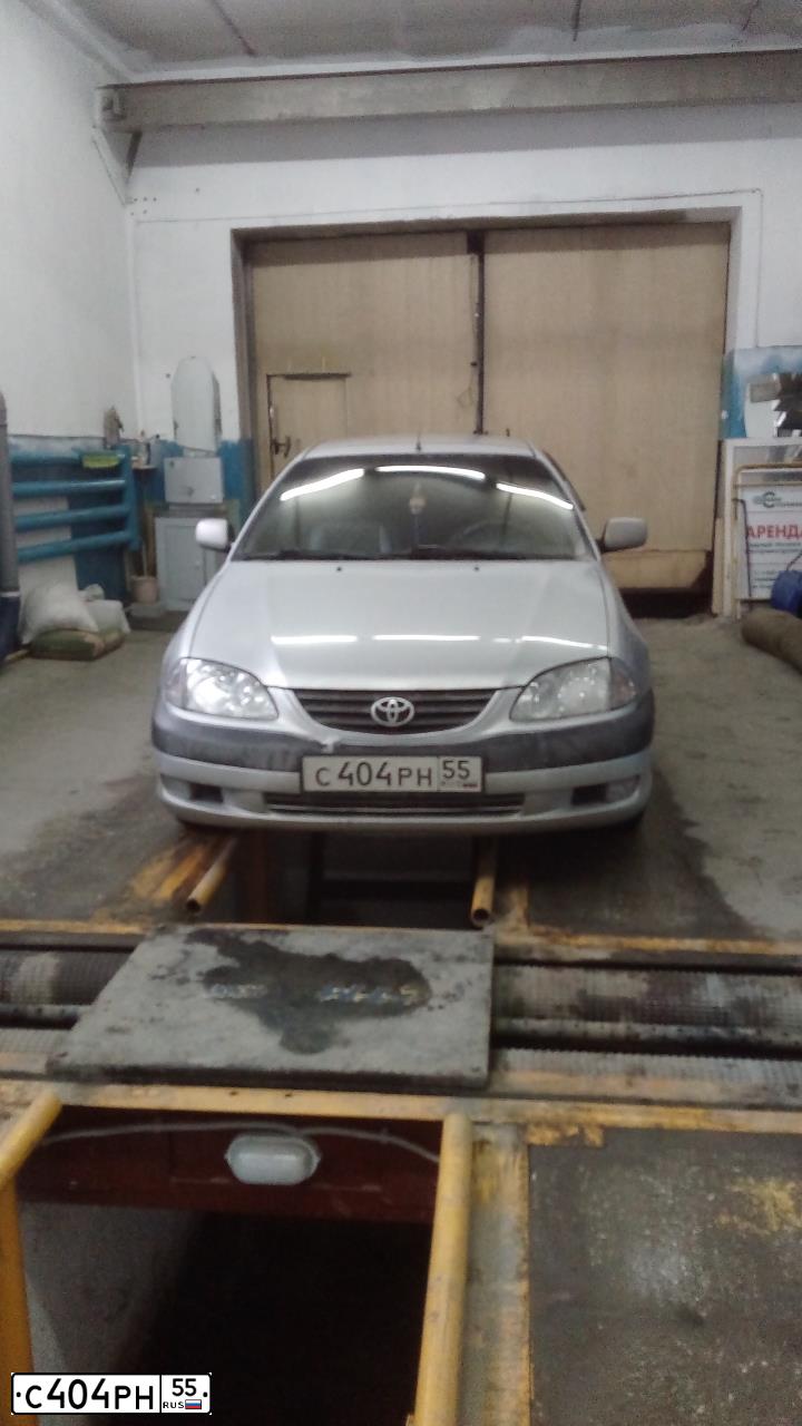 Фото автомобиля TOYOTA AVENSIS, 2001 — госномер С404РН55. Цвет: СЕРЫЙ