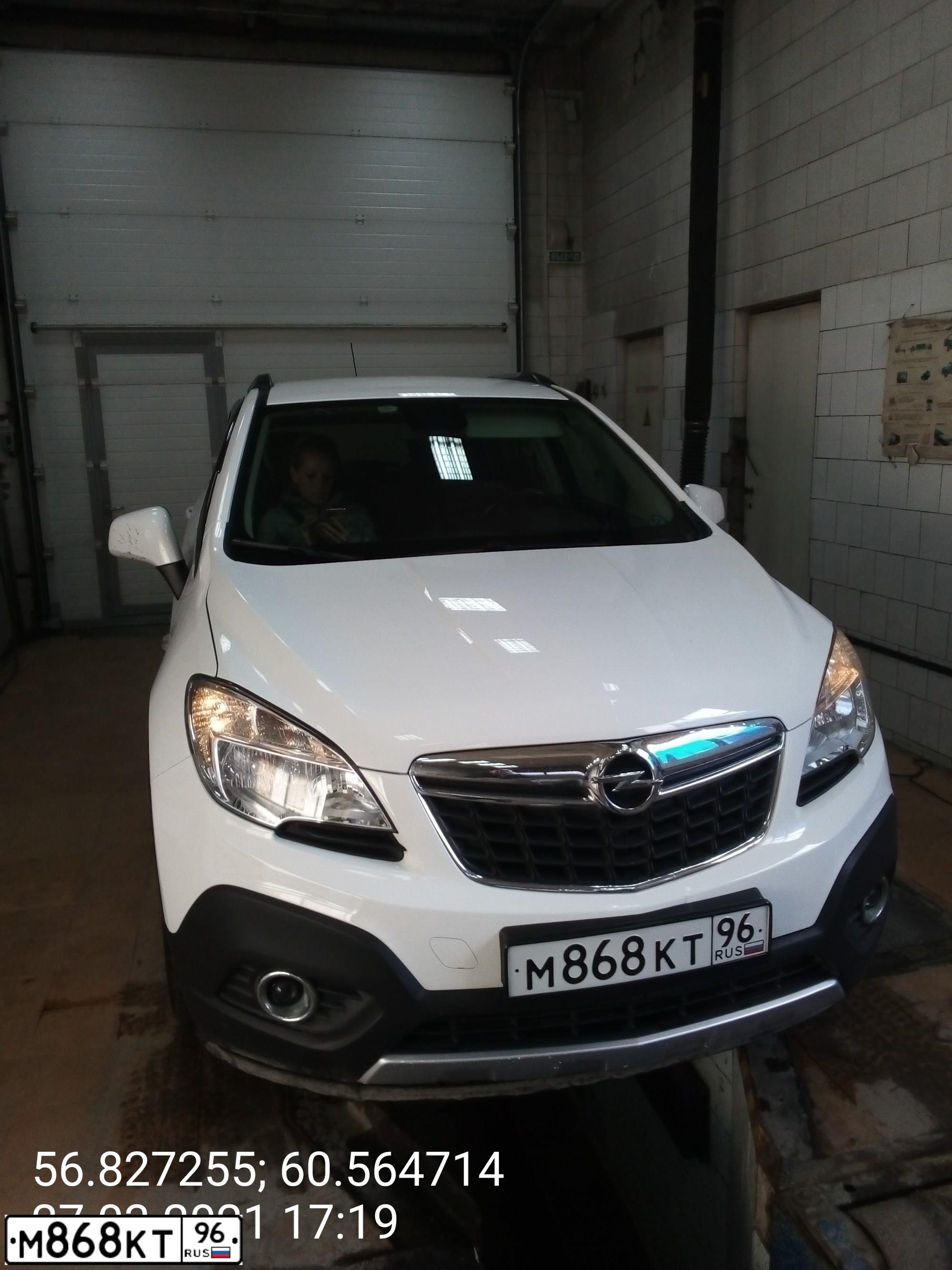 Фото автомобиля OPEL MOKKA, 2012 — госномер М868КТ96. Цвет: Белый