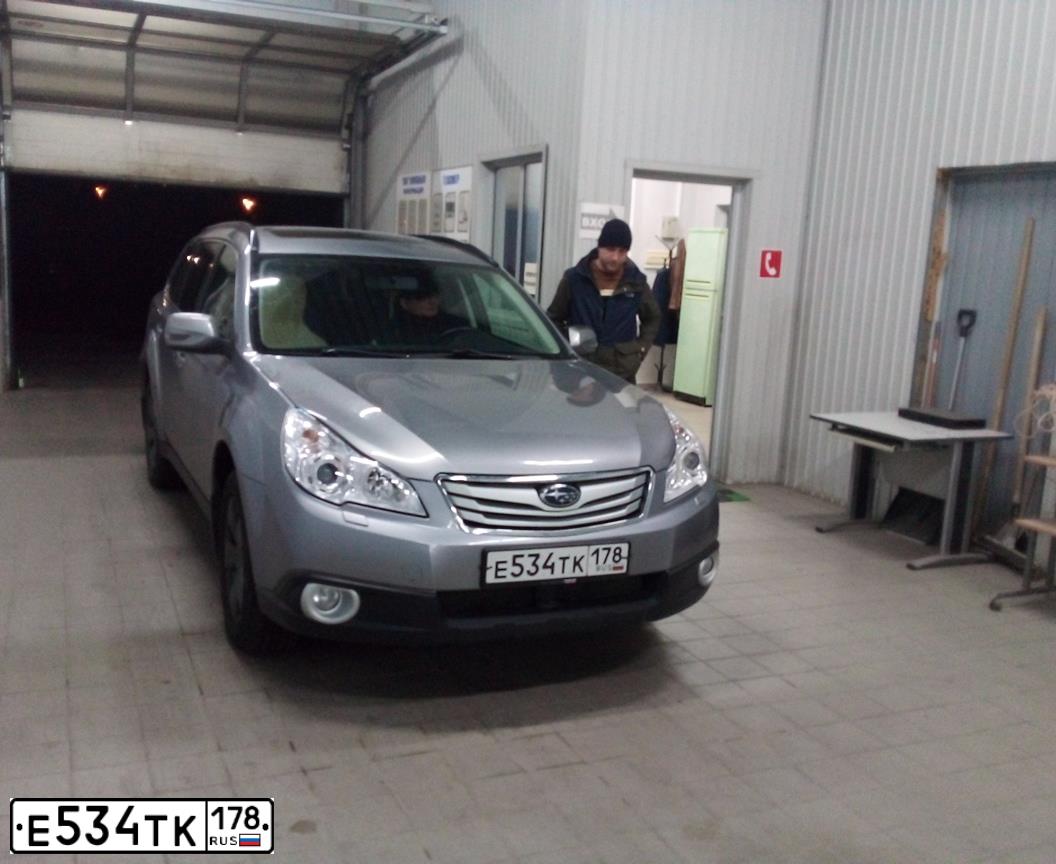 Фото автомобиля SUBARU OUTBACK, 2011 — госномер Е534ТК178. Цвет: Серебристый