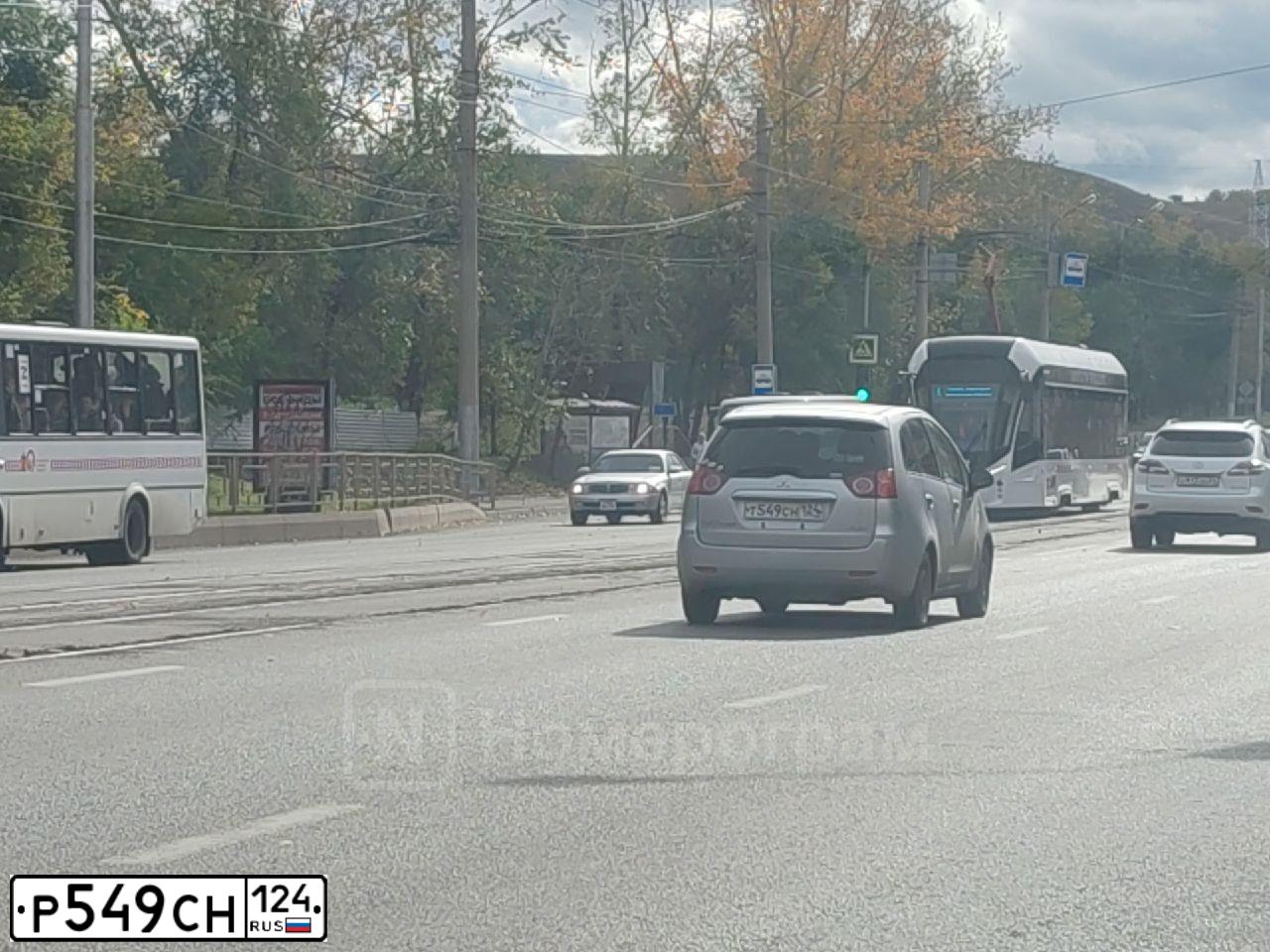 Фото автомобиля LEXUS ES, 2011 — госномер Р549СН124. Цвет: КРАСНЫЙ