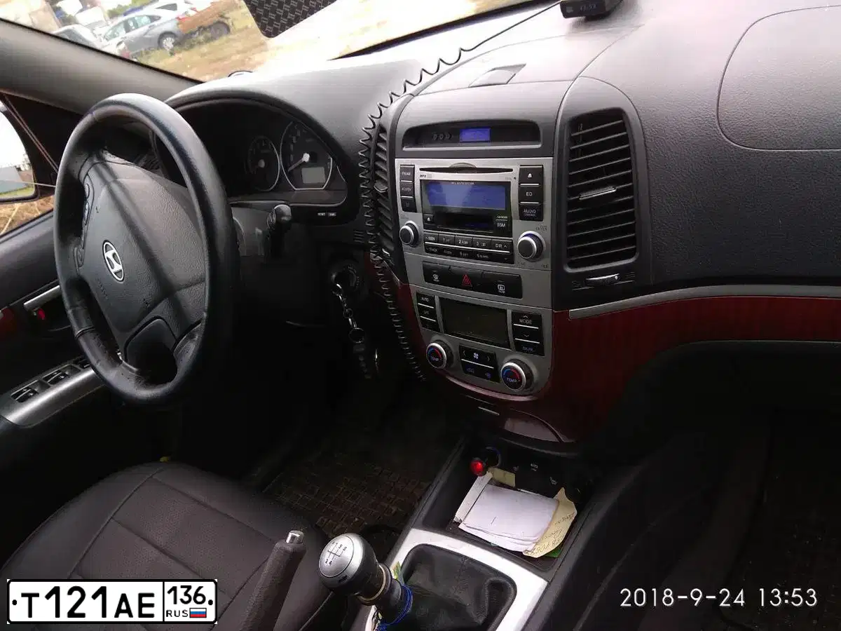 Фото автомобиля HYUNDAI SANTA FE, 2014 — госномер Т121АЕ136. Цвет: ЧЕРНЫЙ