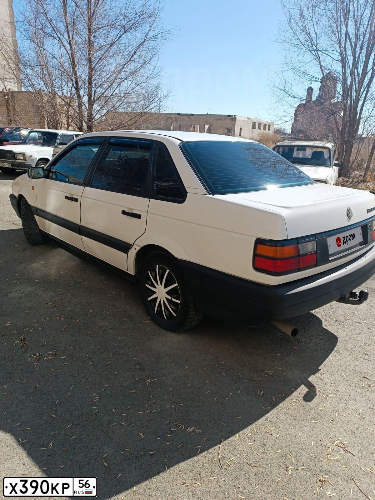 Фото автомобиля VOLKSWAGEN PASSAT, 1993 — госномер М180СС77. Цвет: Белый