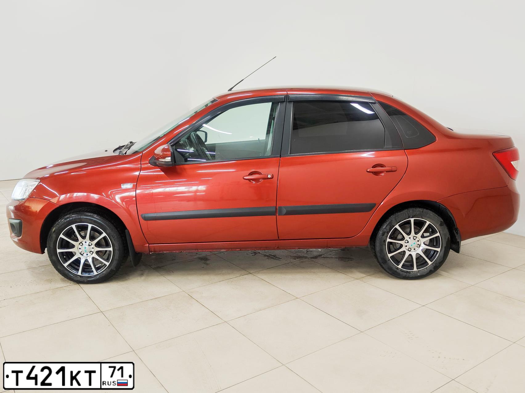 Фото автомобиля LADA GRANTA, 2018 — госномер О029ХА71. Цвет: Красный