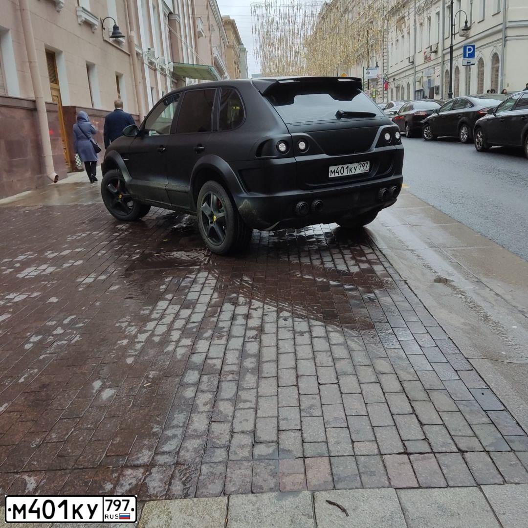 Фото автомобиля PORSCHE CAYENNE, 2004 — госномер М401КУ797. Цвет: ЧЕРНЫЙ