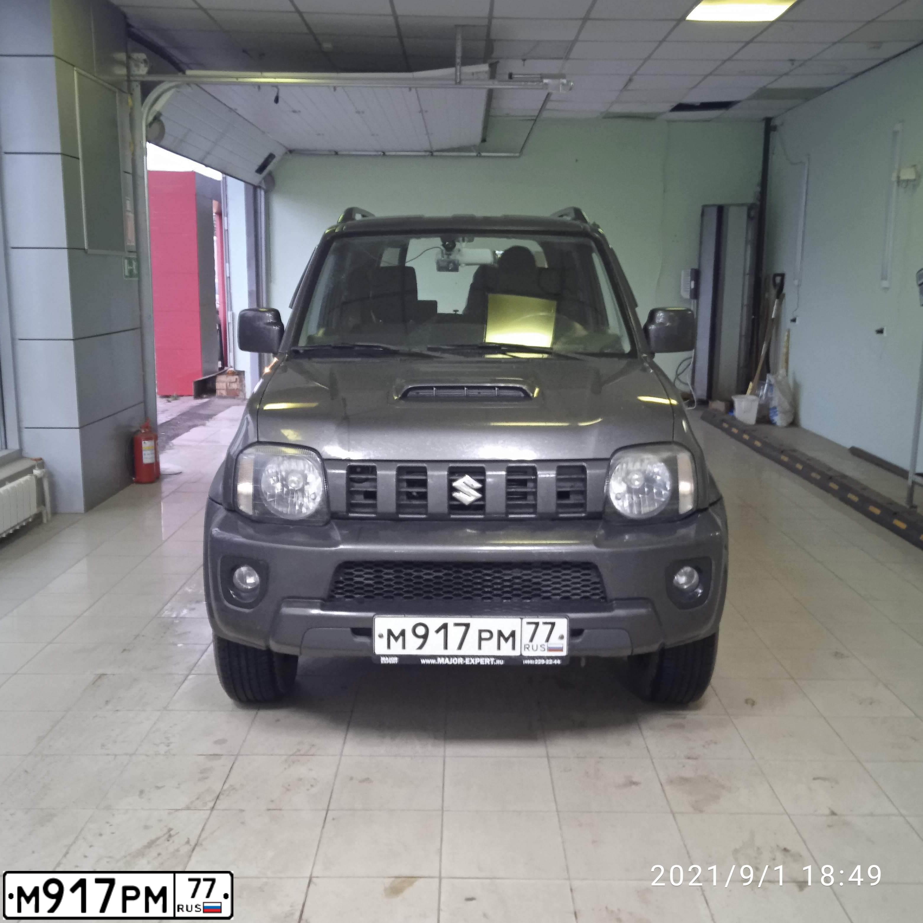 Фото автомобиля SUZUKI JIMNY, 2013 — госномер М917РМ77. Цвет: СЕРЫЙ