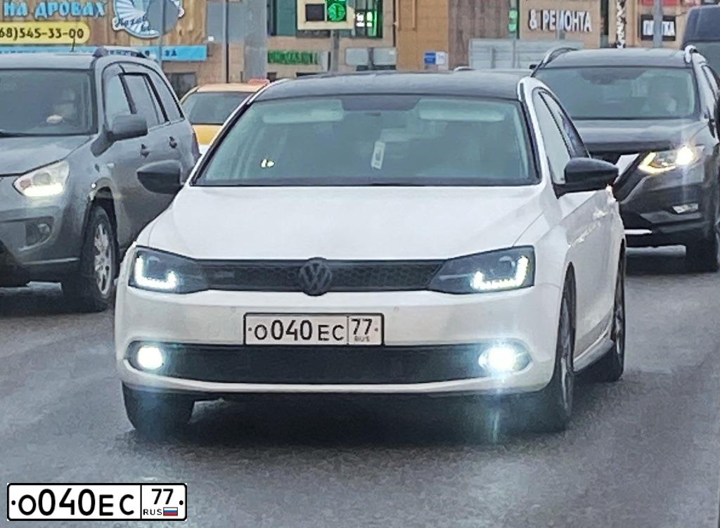 Фото автомобиля VOLKSWAGEN JETTA, 2013 — госномер О040ЕС77. Цвет: Белый