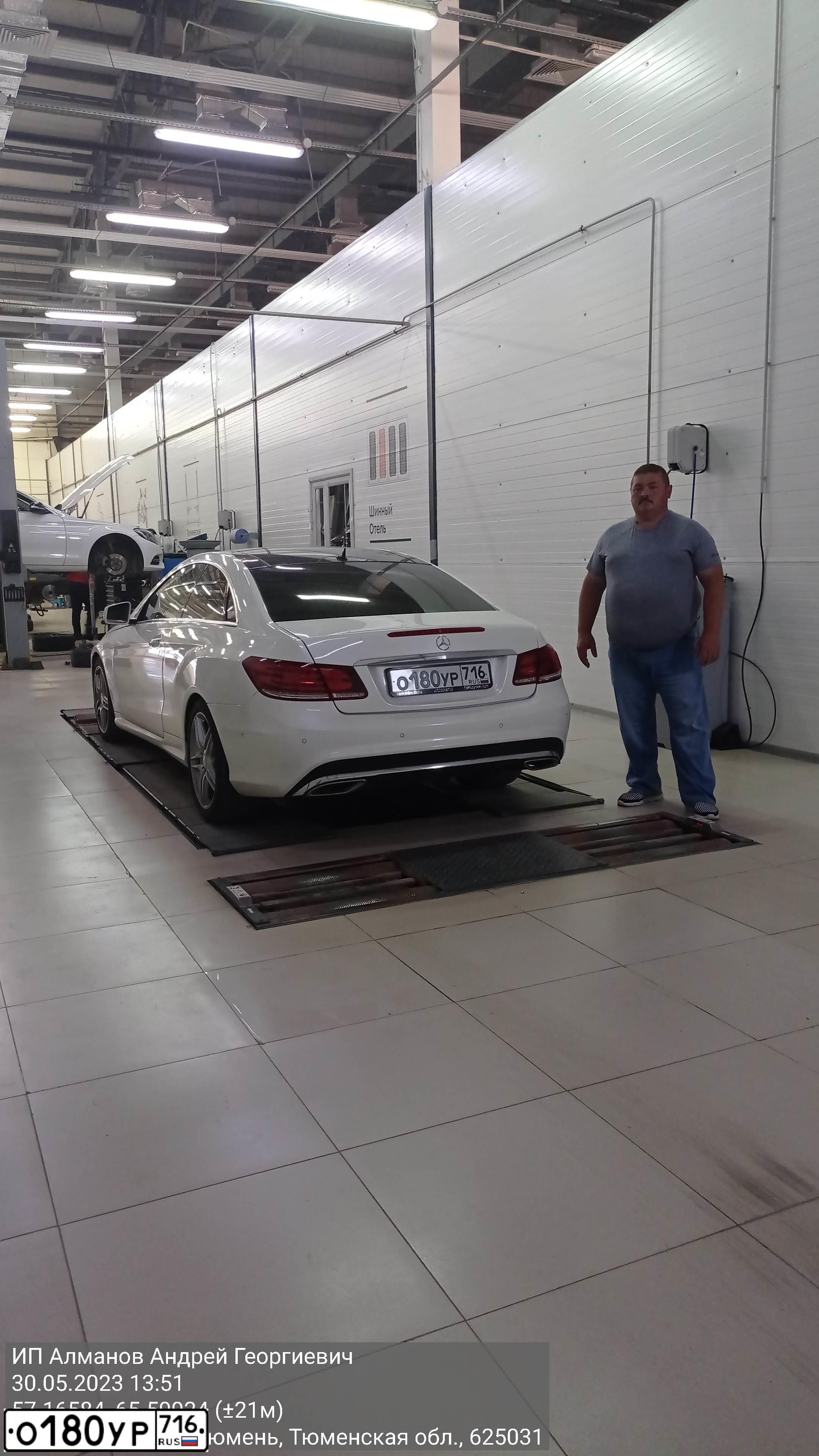 Фото автомобиля MERCEDES E-KLASSE, 2013 — госномер Х230РУ72. Цвет: Белый