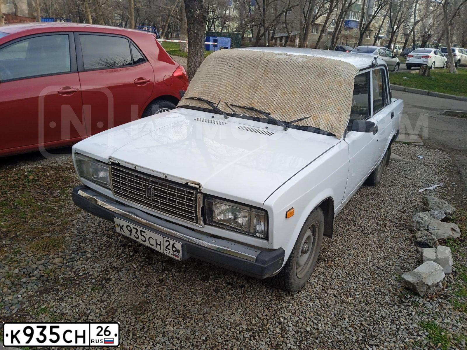 Фото автомобиля LADA 2107, 2010 — госномер К935СН26. Цвет: ЯРКО-БЕЛЫЙ