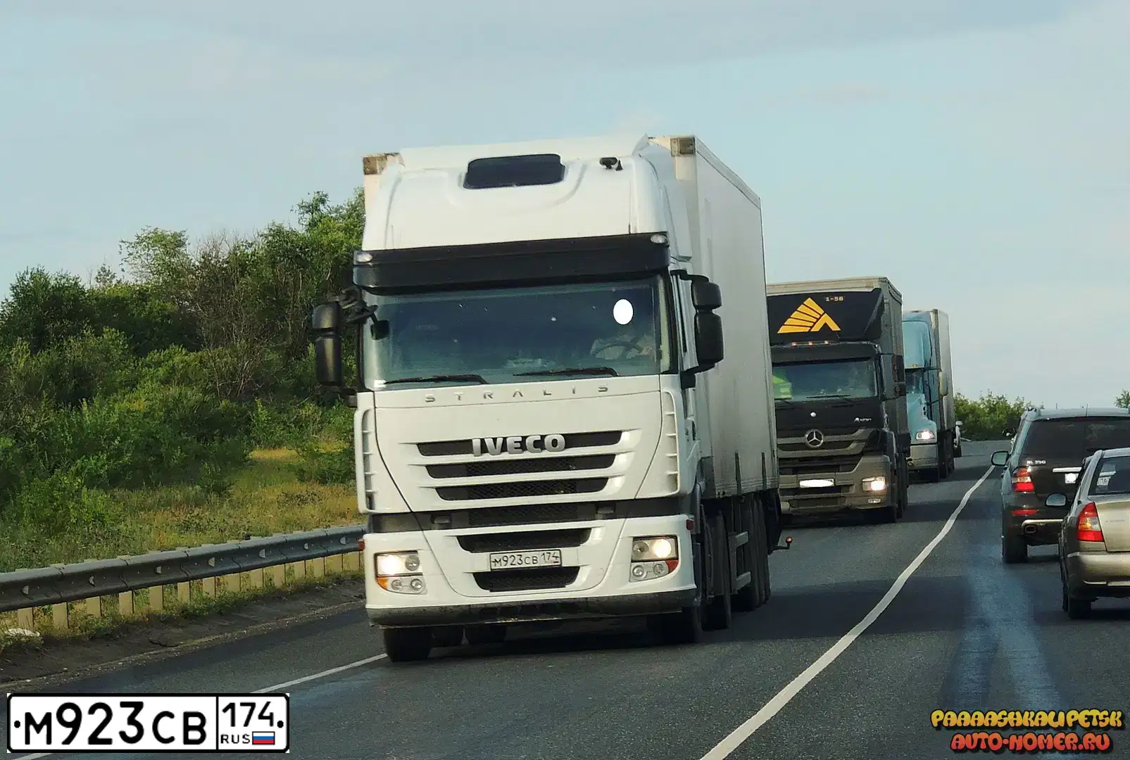 Фото автомобиля IVECO STRALIS, 2007 — госномер М923СВ174. Цвет: БЕЛЫЙ