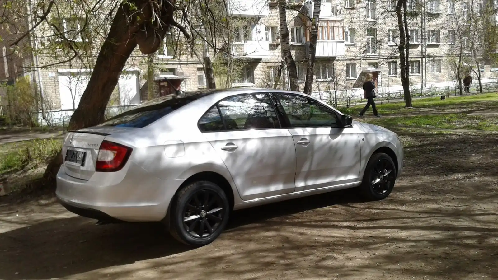 Фото автомобиля SKODA A RAPID, 2017 — госномер О830НО76. Цвет: Серебристый