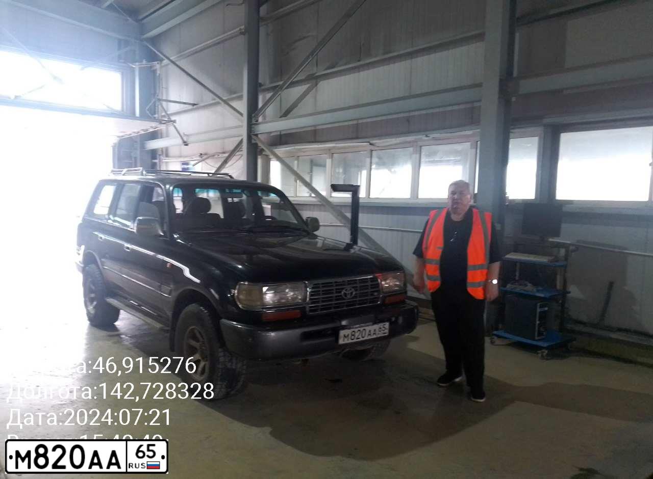 Фото автомобиля TOYOTA LANDCRUISER, 1996 — госномер М820АА65. Цвет: Темно-зеленый