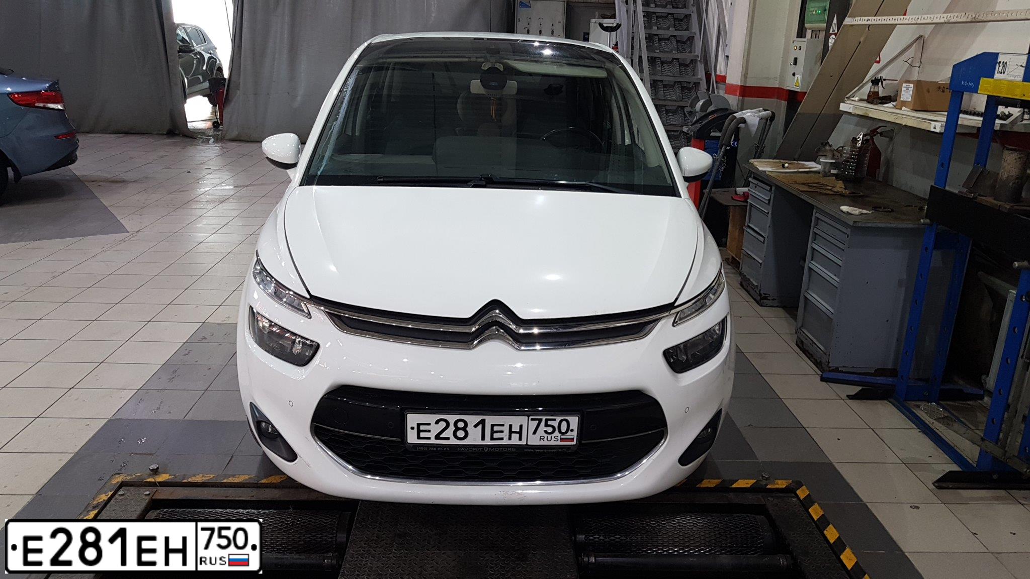 Фото автомобиля CITROEN C4 PICASSO, 2014 — госномер Е281ЕН750. Цвет: БЕЛЫЙ